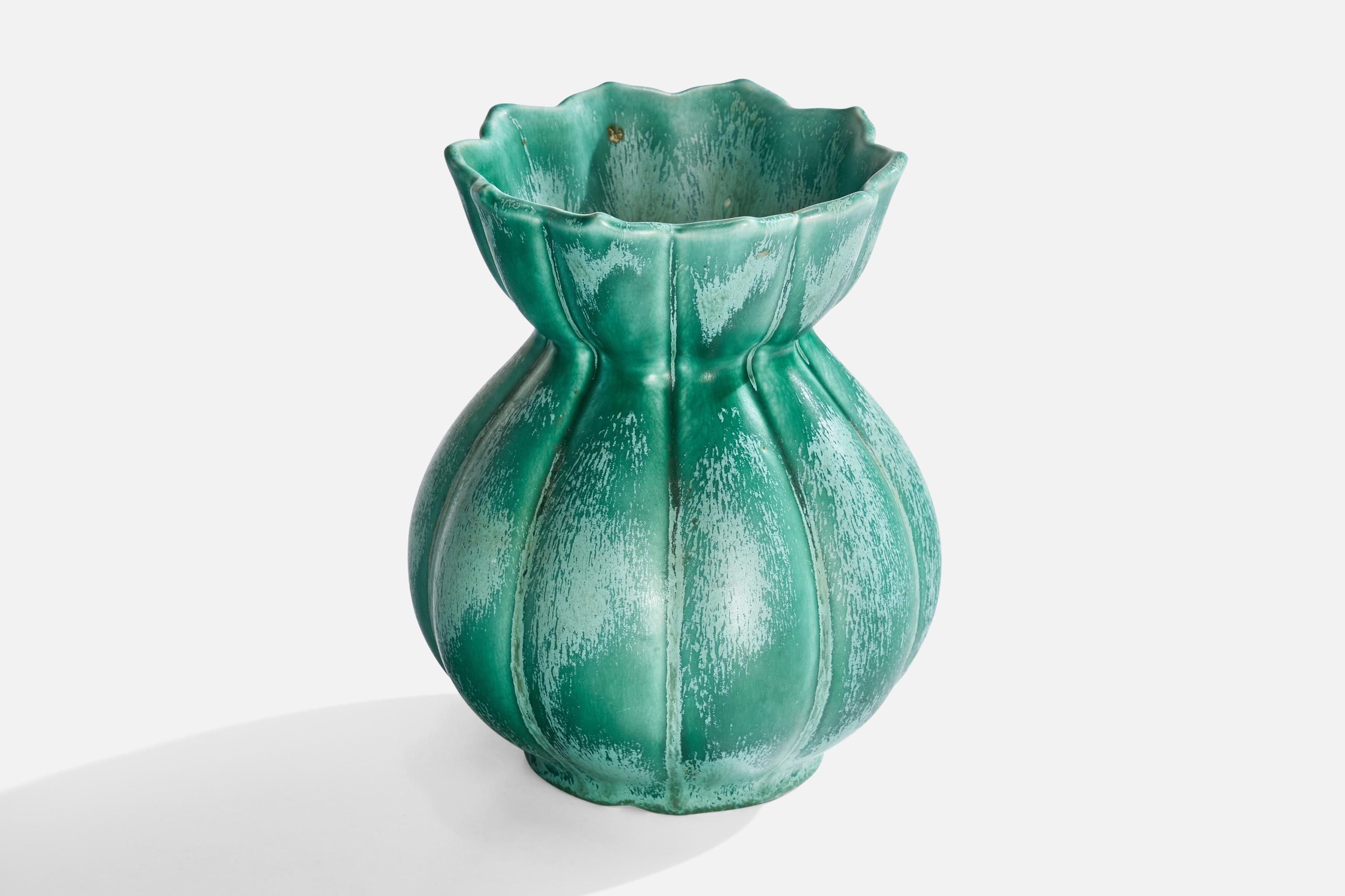 Vaso in ceramica smaltata verde disegnato da Ewald Dahlskog e prodotto da Bo Fajans, Svezia, anni '30 circa.

Dimensioni: 6,25