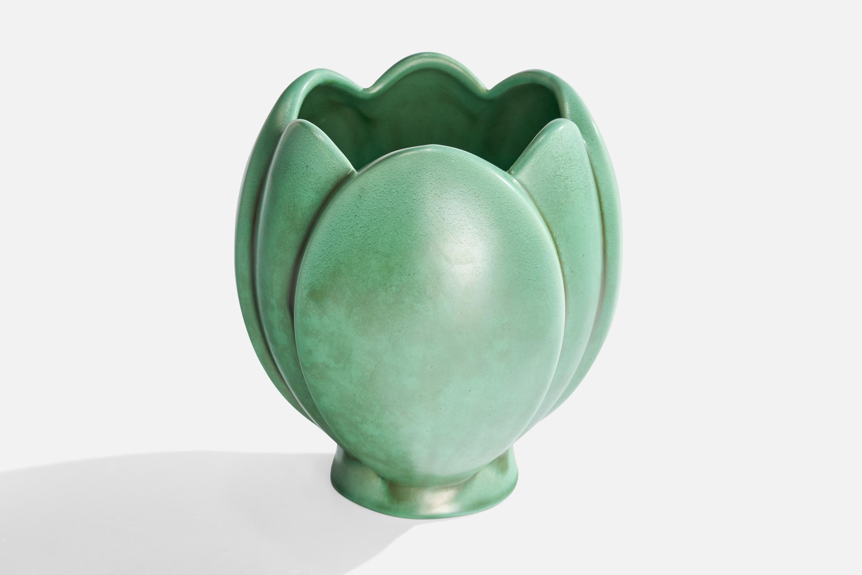 Vase en céramique émaillée verte conçu par Arthur Percy et produit par Gefle, Suède, années 1930.

Dimensions : 5.375