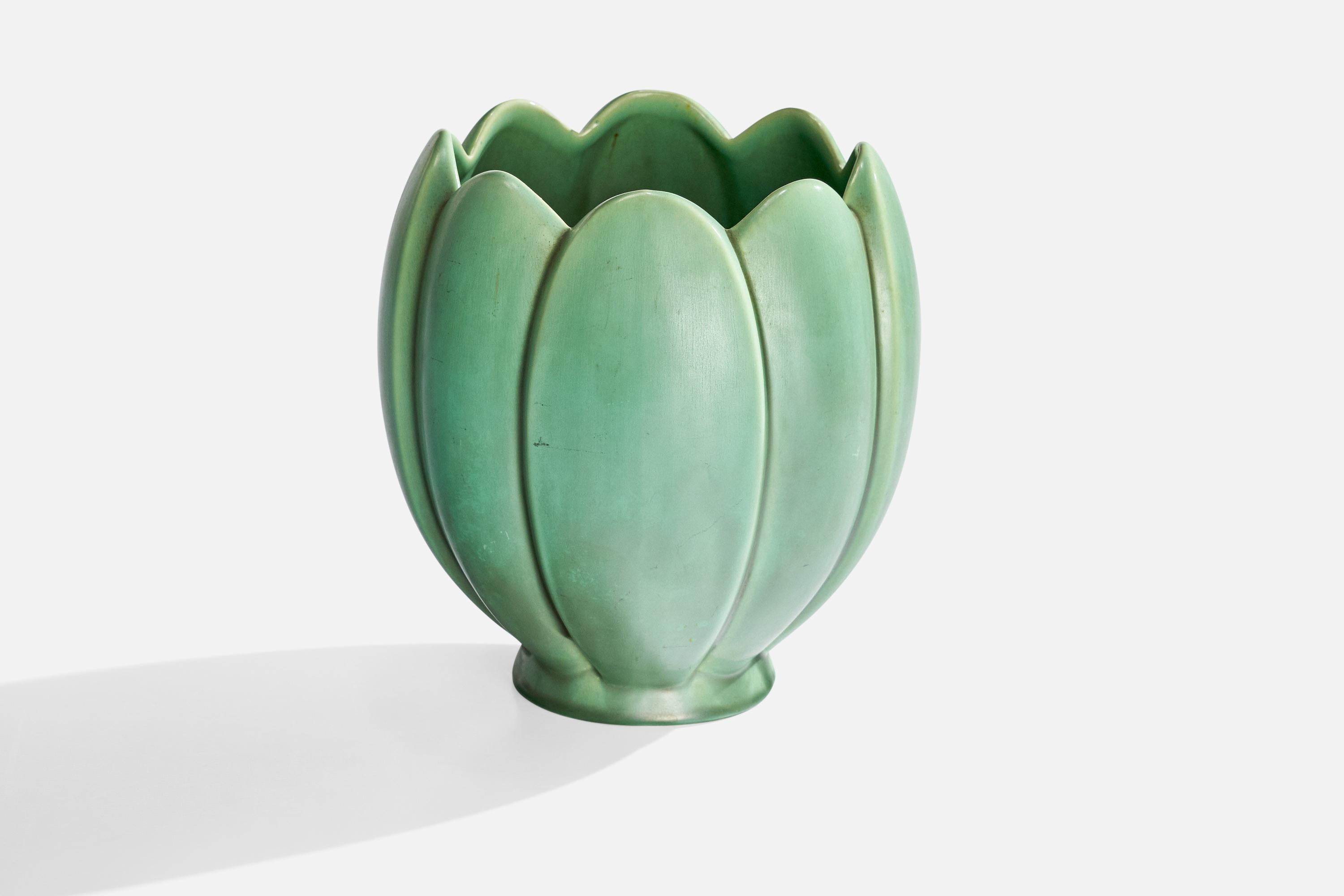 Vase en céramique émaillée verte conçu par Arthur Percy et produit par Gefle, Suède, années 1930.

Dimensions : 6.625