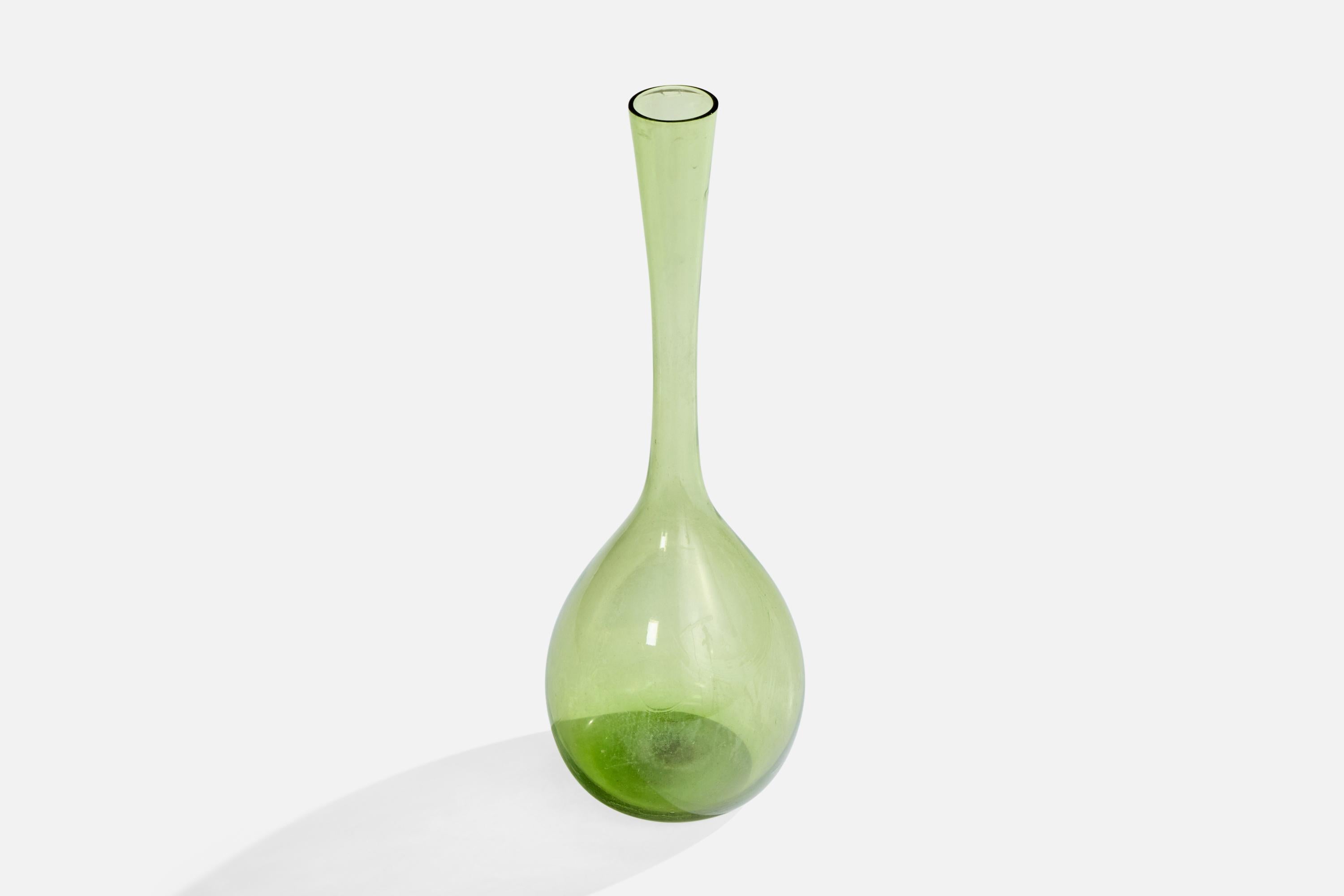 Vase en verre de couleur verte conçu par Arthur Percy et produit par Gullaskruf, Suède, vers les années 1950.

Dimensions globales (pouces) : 11.0 