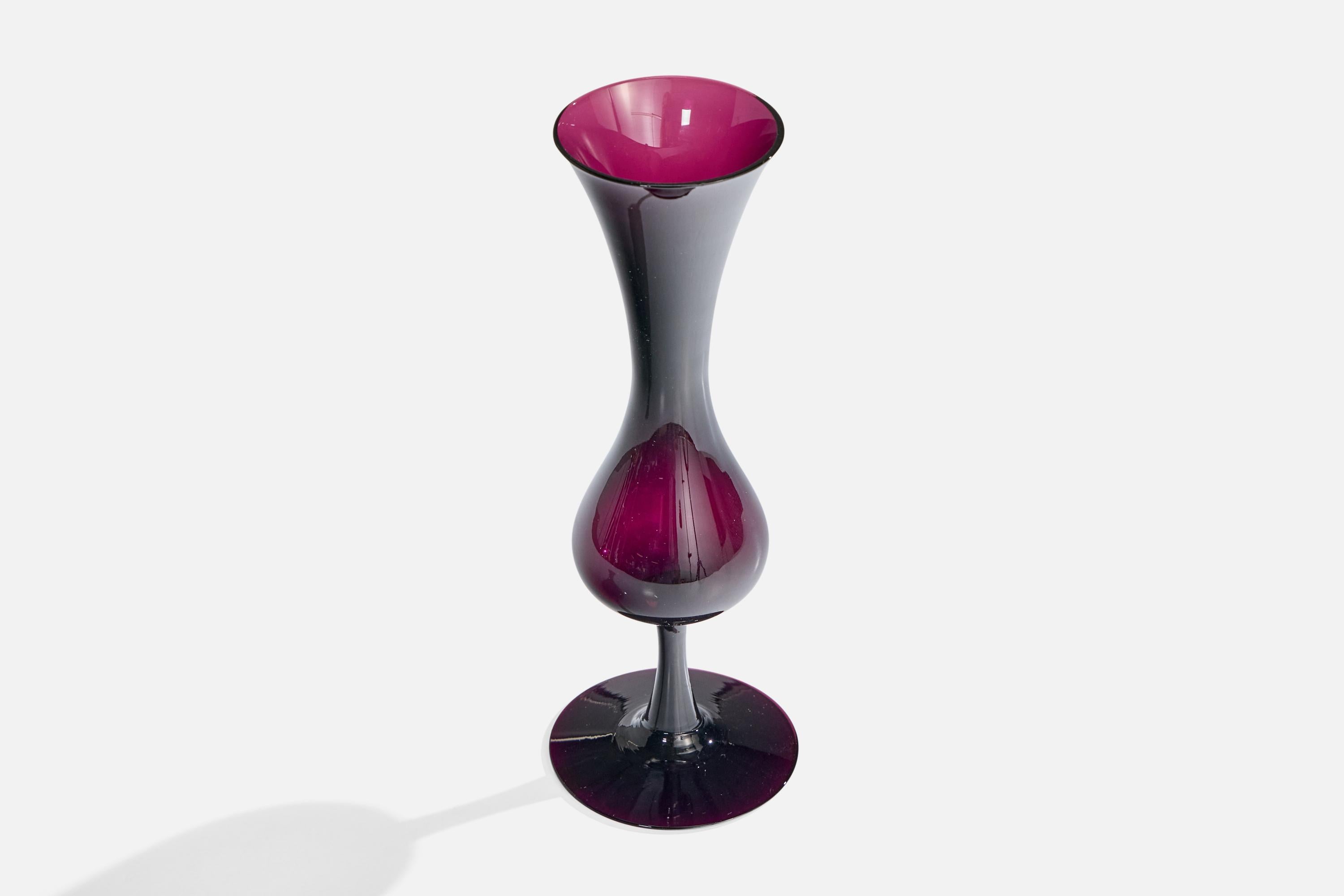 Violettfarbene Glasvase, entworfen von Arthur Percy und hergestellt von Gullaskruf, Schweden, ca. 1950er Jahre.

Gesamtabmessungen (Zoll): 8,9 
