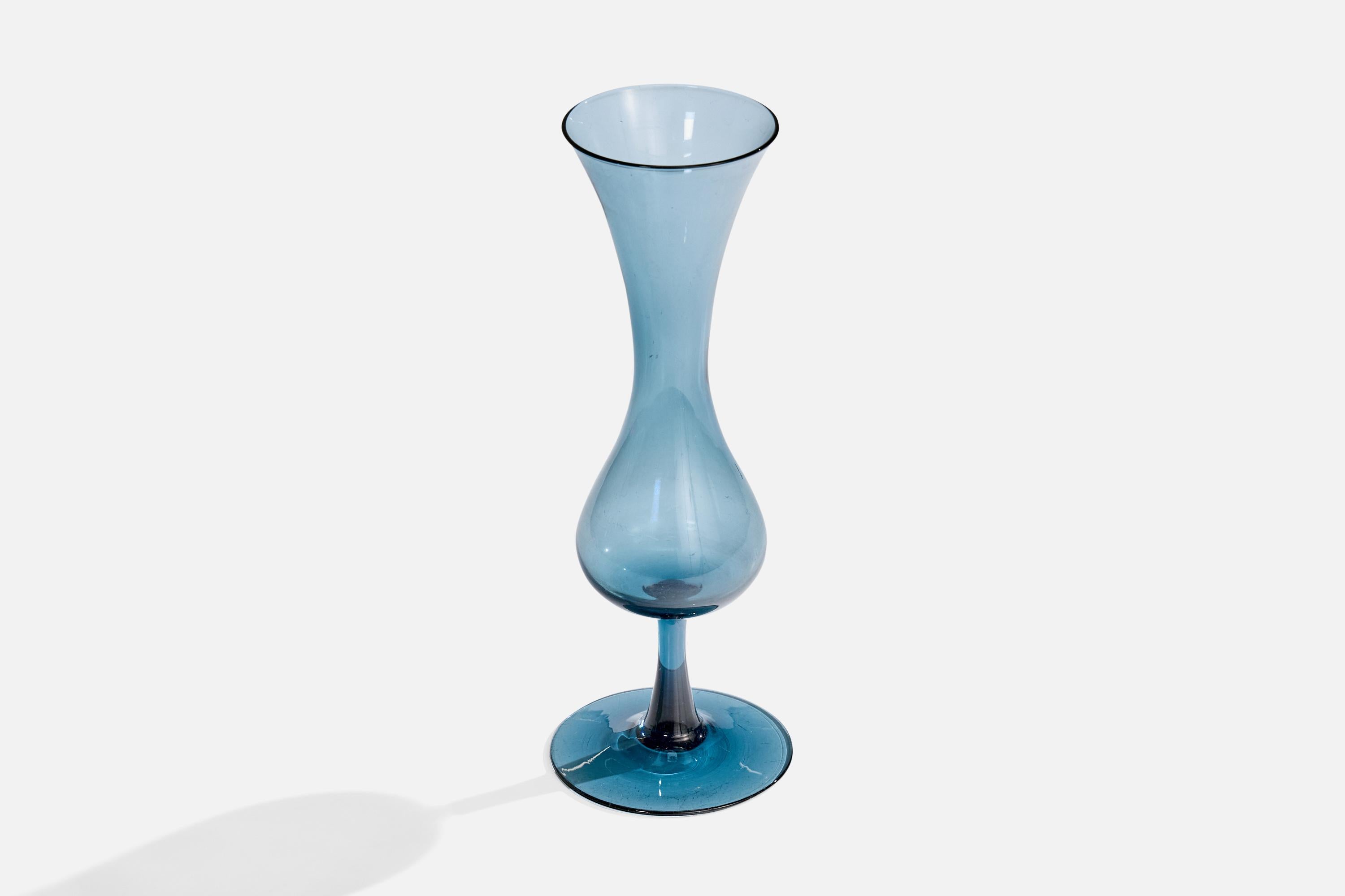 Vaso in vetro blu disegnato da Arthur Percy e prodotto da Gullaskruf, Svezia, anni '50 circa.

Dimensioni complessive (pollici): 8,8 