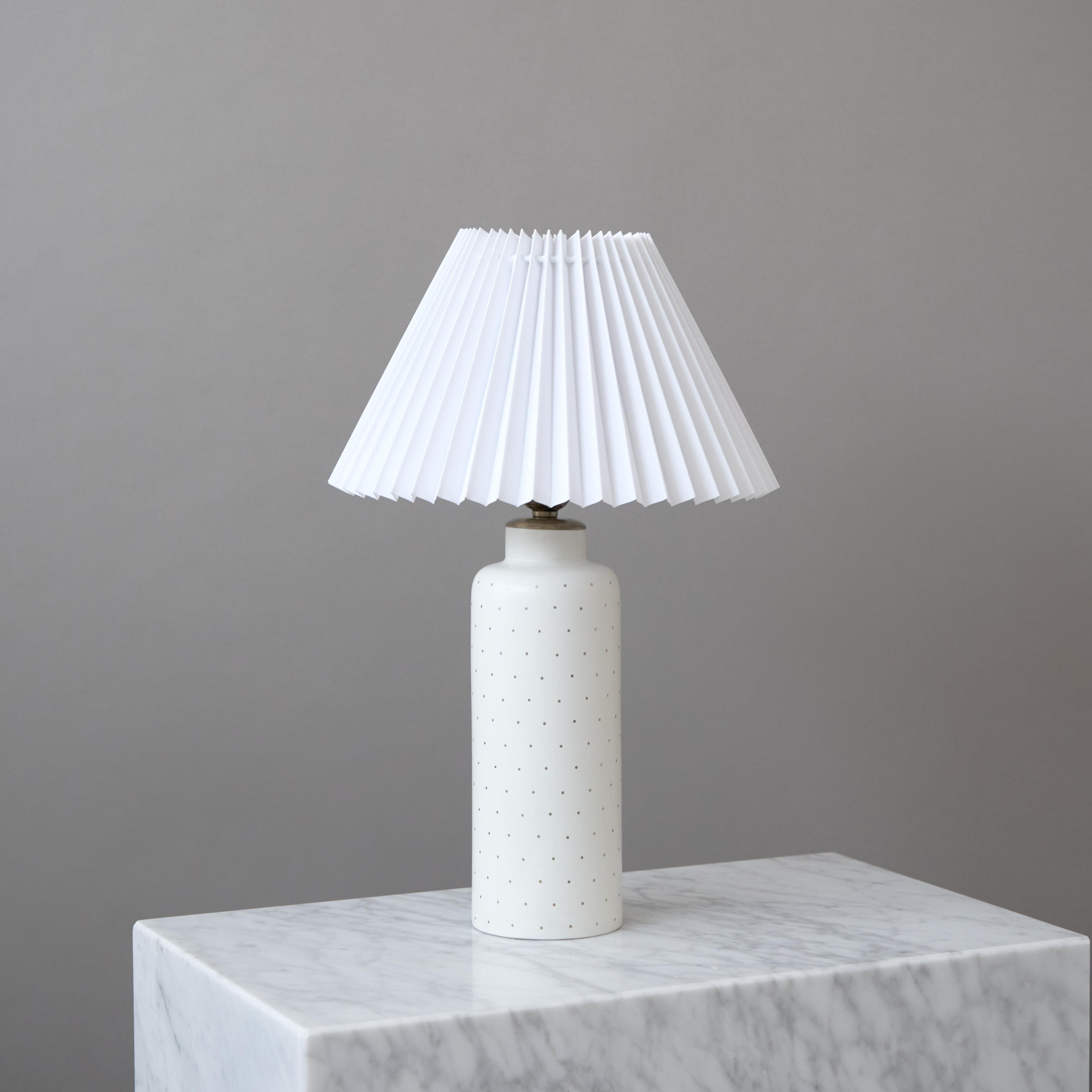 Una bellissima lampada da tavolo Grace svedese.
Realizzato da Arthur Percy per Gefle, Svezia, 1940.

Ottime condizioni originali. 
Firmato con marchio del produttore e con un adesivo del rivenditore.

Venduto senza paralume.

Dimensioni della