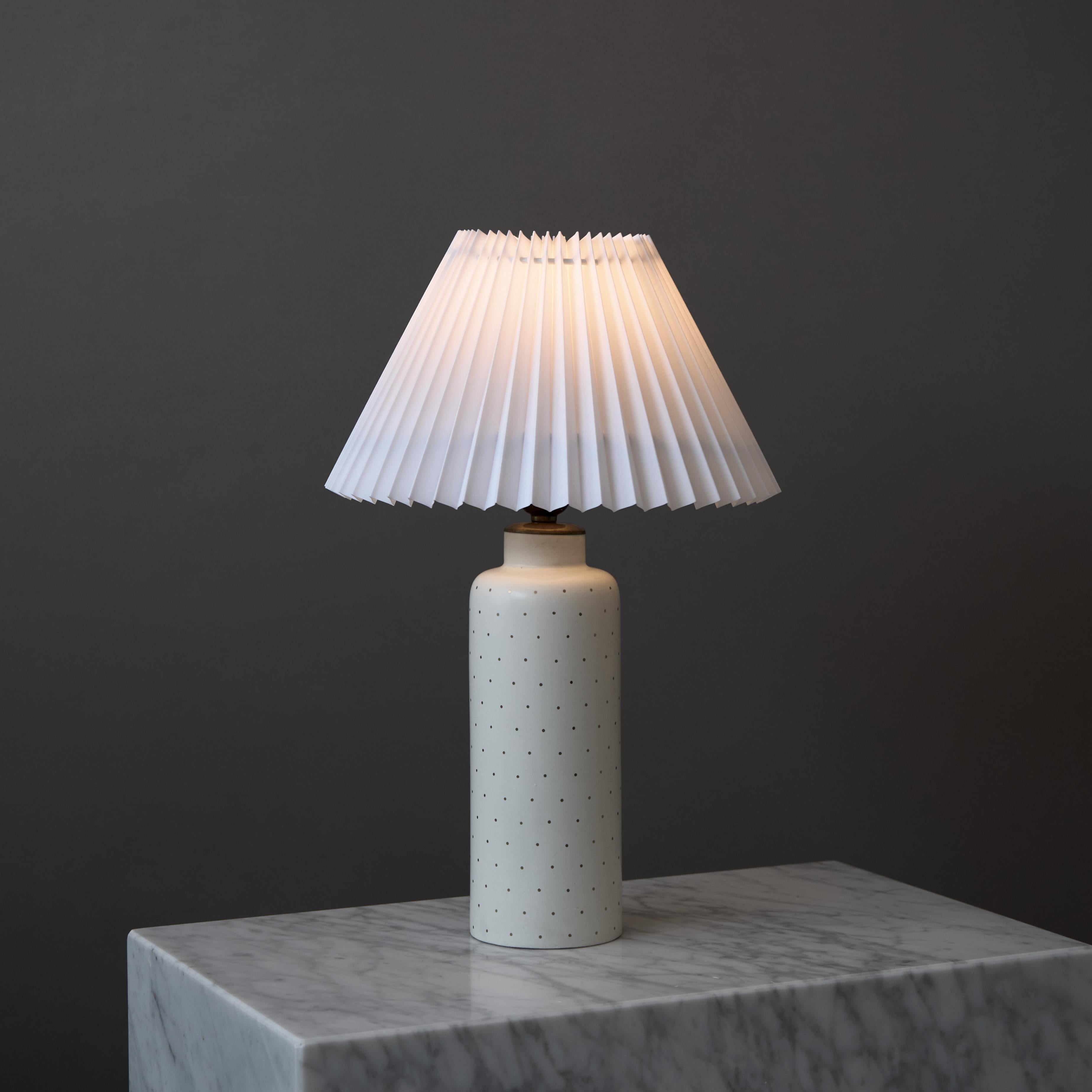Scandinavo moderno Arthur Percy, Lampada da tavolo in ceramica bianca e oro per Gefle, Svezia, anni '40 in vendita