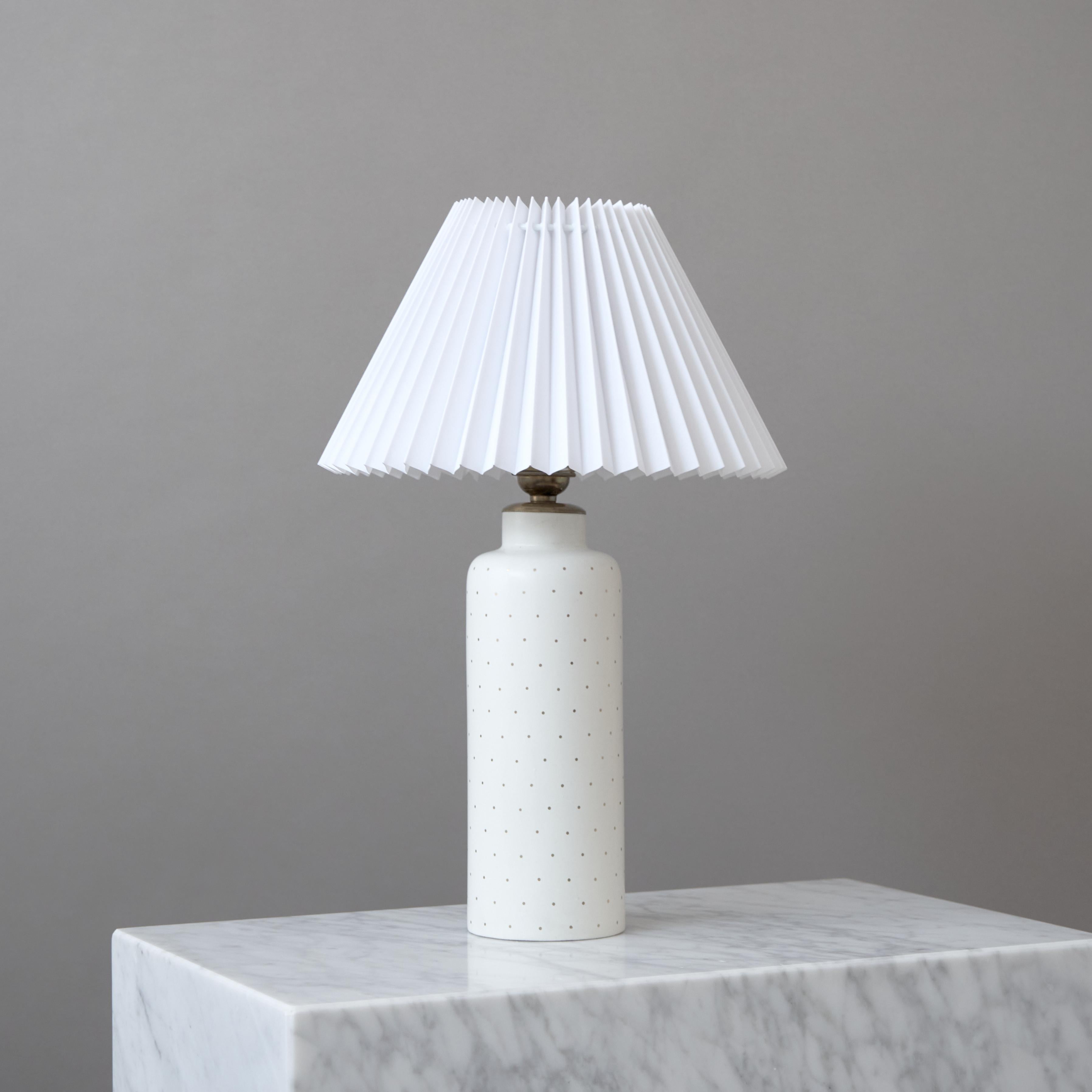 Svedese Arthur Percy, Lampada da tavolo in ceramica bianca e oro per Gefle, Svezia, anni '40 in vendita
