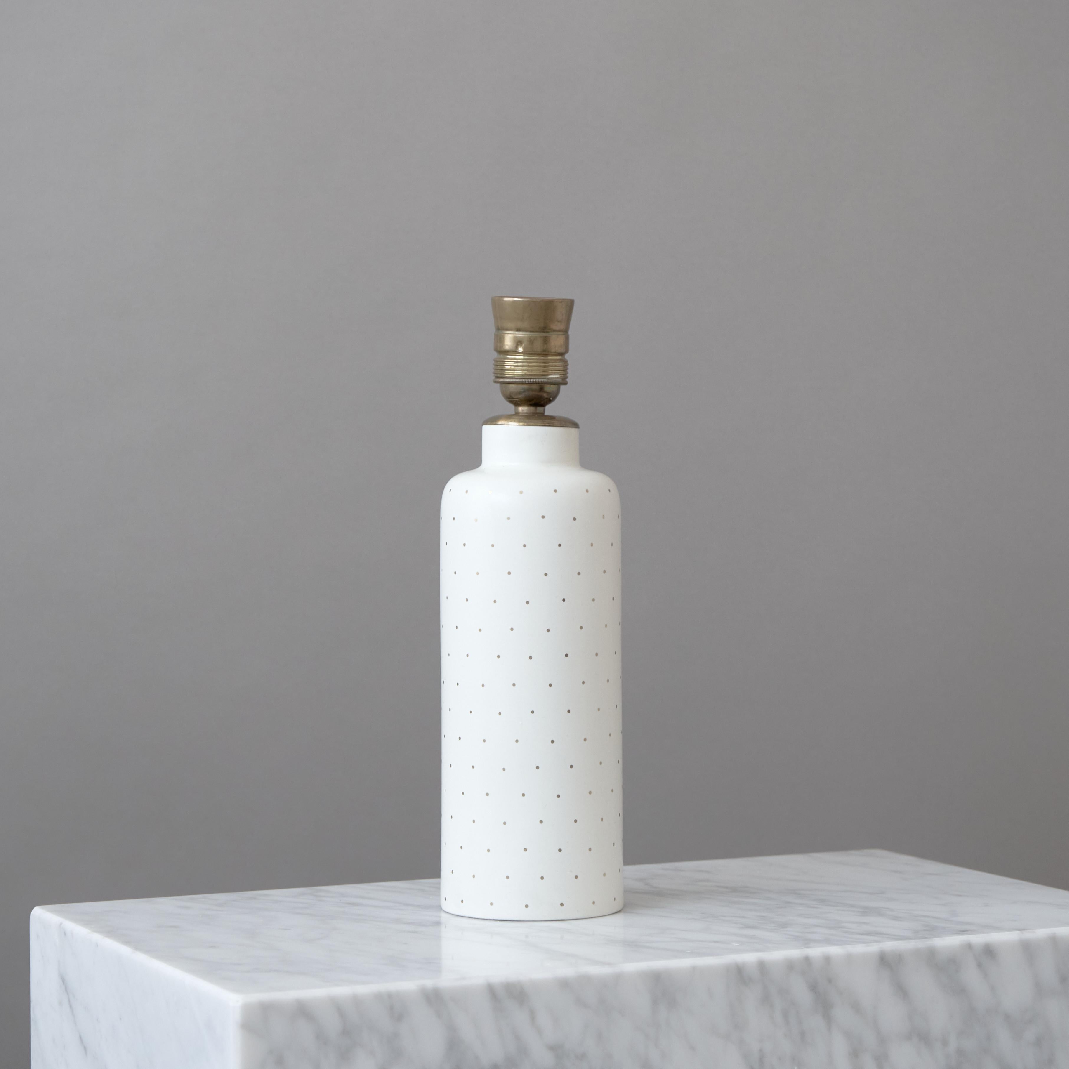 Smaltato Arthur Percy, Lampada da tavolo in ceramica bianca e oro per Gefle, Svezia, anni '40 in vendita