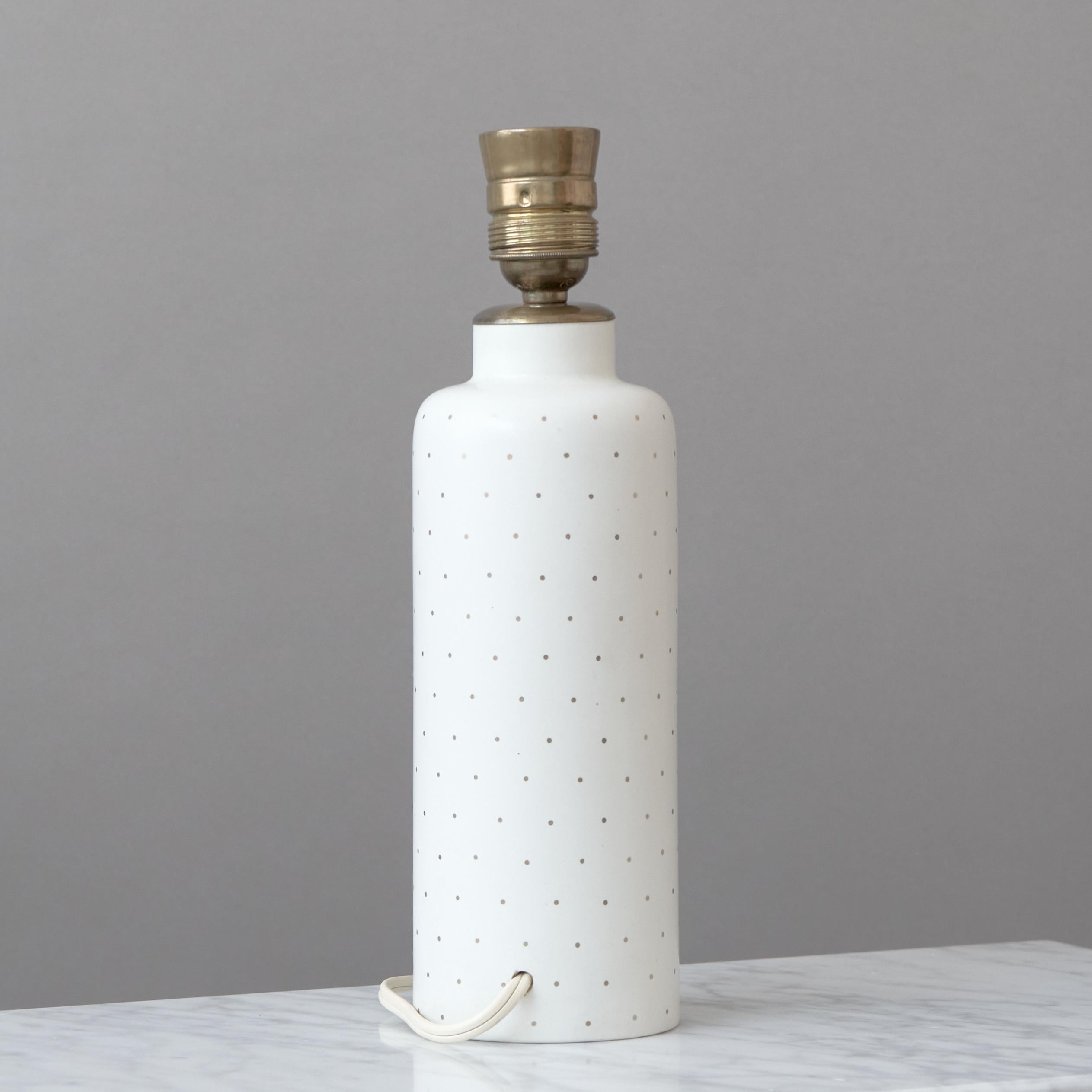 Arthur Percy, Lampada da tavolo in ceramica bianca e oro per Gefle, Svezia, anni '40 In condizioni buone in vendita a Malmö, SE
