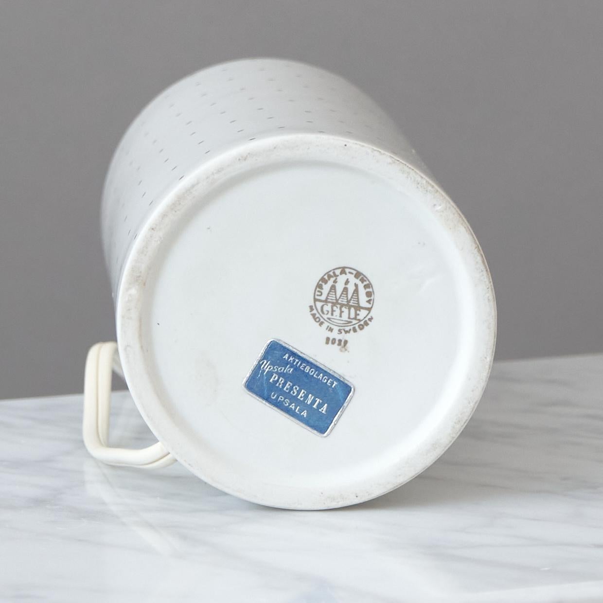 XX secolo Arthur Percy, Lampada da tavolo in ceramica bianca e oro per Gefle, Svezia, anni '40 in vendita