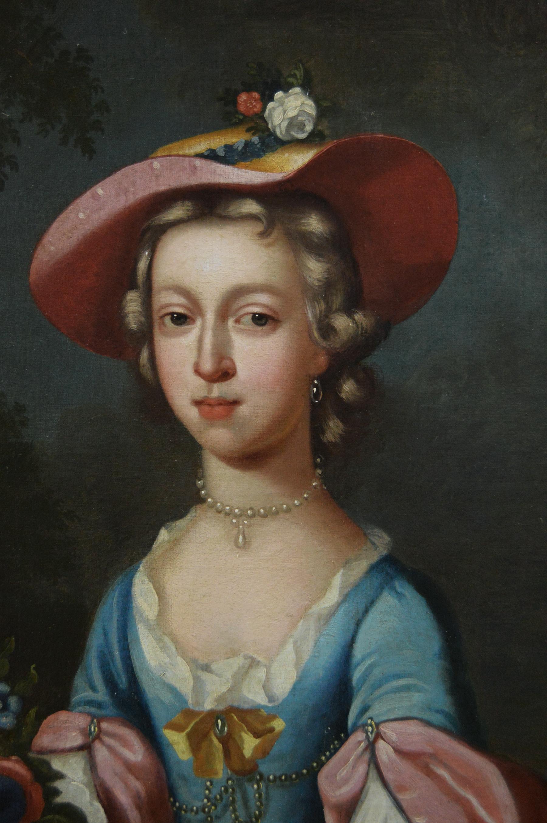 Arthur Pond zugeschrieben
Britisch, (1701-1758)
Porträt einer Dame
Öl auf Leinwand
Bildgröße: 50,75 Zoll x 41,5 Zoll 
Größe einschließlich Rahmen: 58,5 Zoll x 49,25 Zoll

Ein schönes, großformatiges Porträt einer Dame in einer Waldlandschaft, das