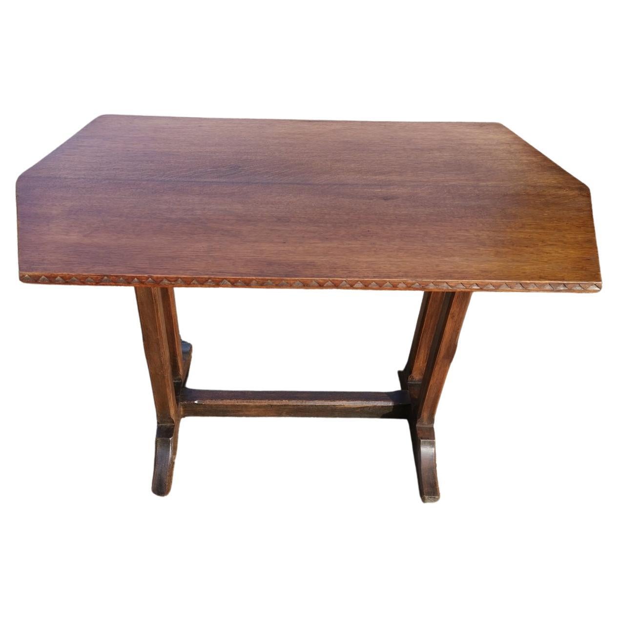 Arts and Crafts Table de réfectoire ou de bibliothèque en chêne de style Oak Oak avec détails sculptés en chevron. en vente