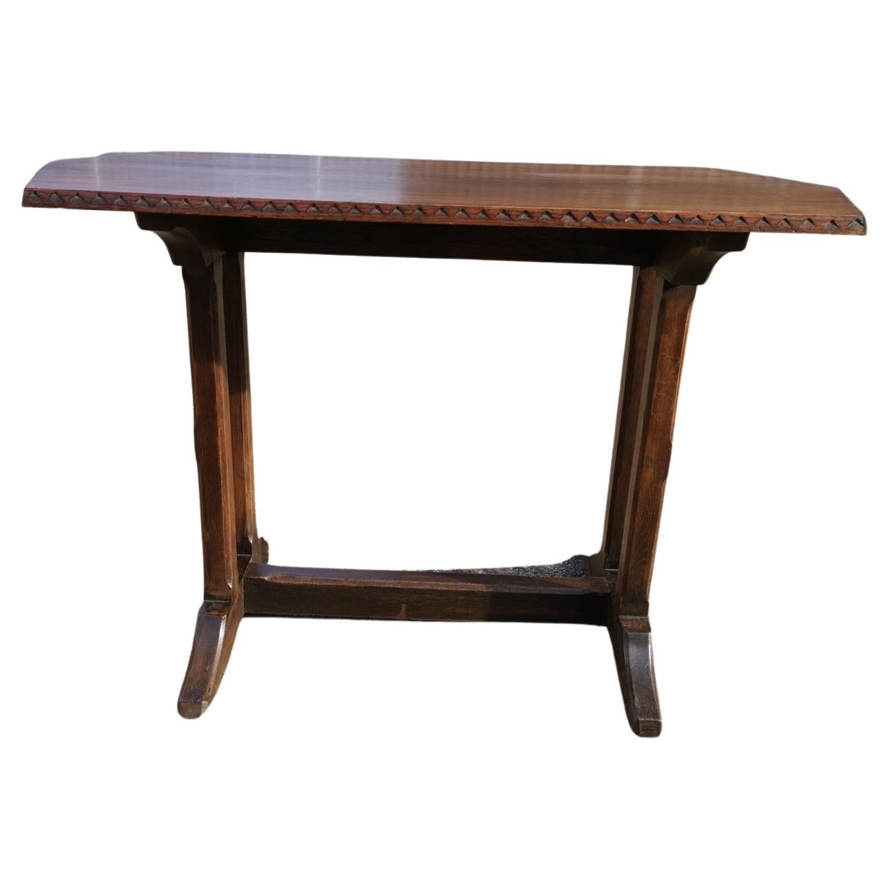 Cotswold style oak refectory dining or library table with carved chevron details In Good Condition For Sale In London, GB