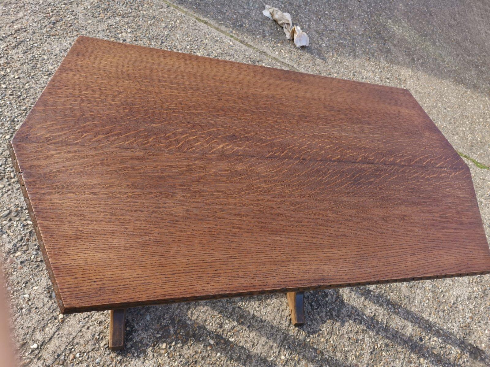 Table de réfectoire ou de bibliothèque en chêne de style Oak Oak avec détails sculptés en chevron. en vente 1