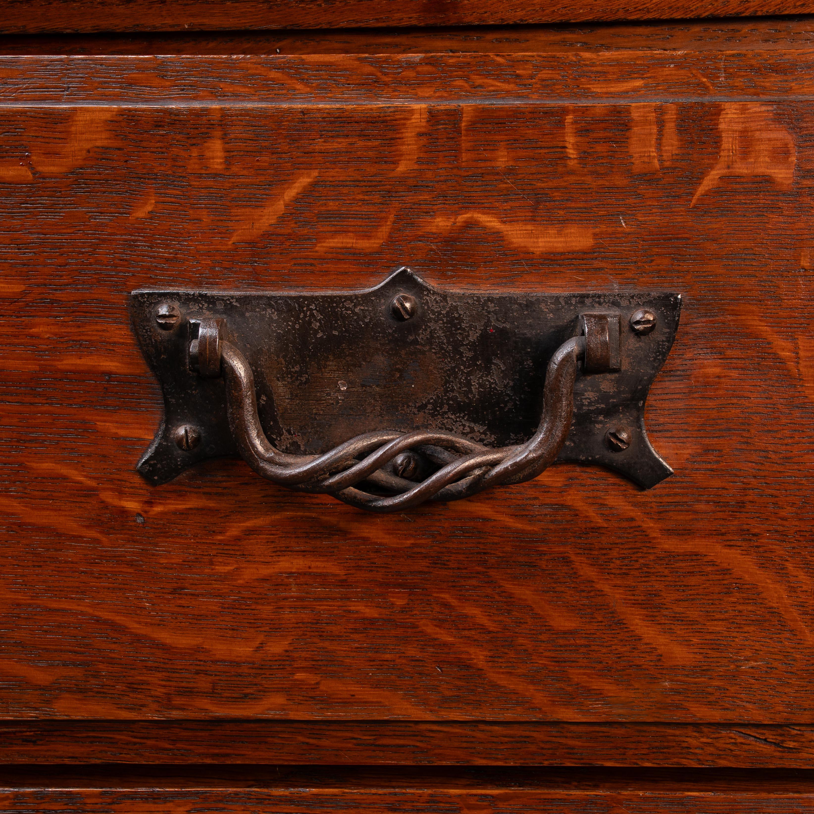 Arthur Simpson di Kendall. Cassettiere in rovere Arts & Crafts con maniglie in ferro. in vendita 4