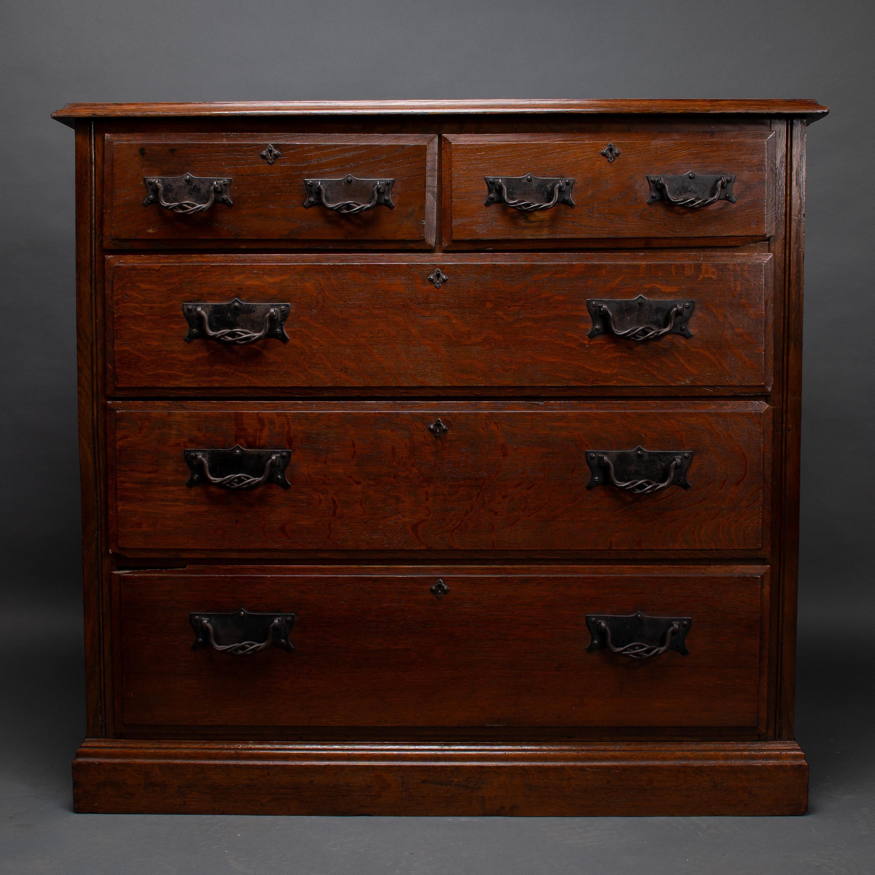 Arthur Simpson di Kendall. Una cassettiera in rovere Arts and Crafts con maniglie in ferro battuto modellate a mano e realizzata con un bellissimo rovere a venature selvagge scelto a mano.
