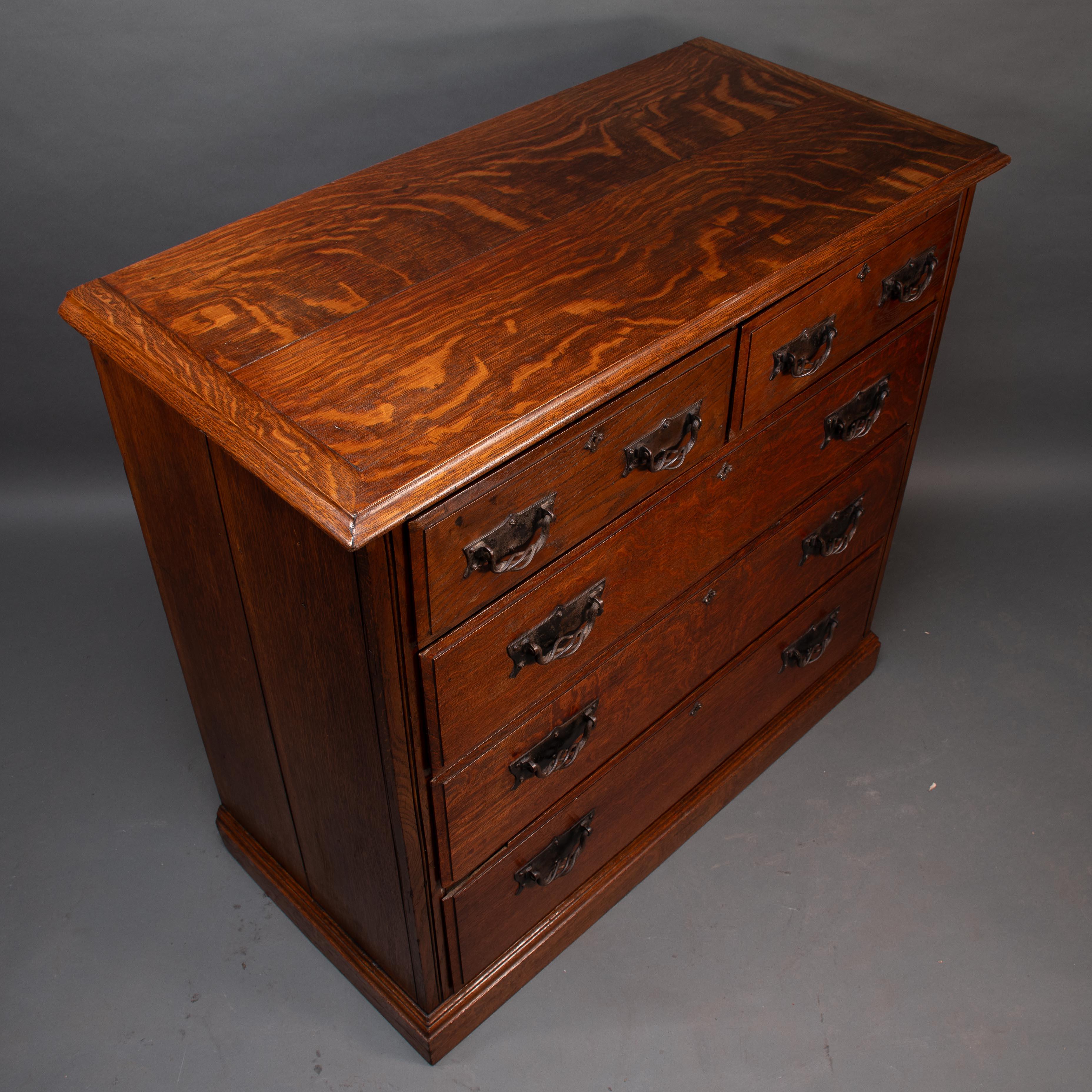 Quercia Arthur Simpson di Kendall. Cassettiere in rovere Arts & Crafts con maniglie in ferro. in vendita
