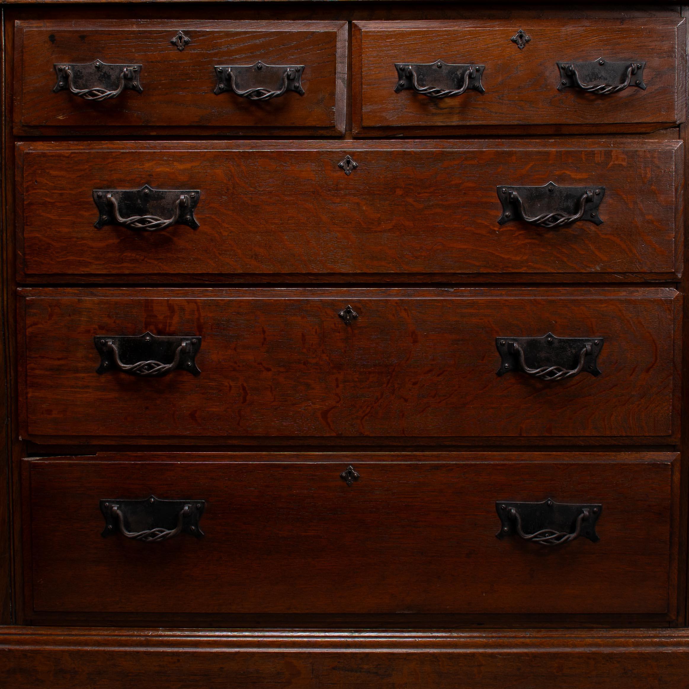 Arthur Simpson di Kendall. Cassettiere in rovere Arts & Crafts con maniglie in ferro. in vendita 1