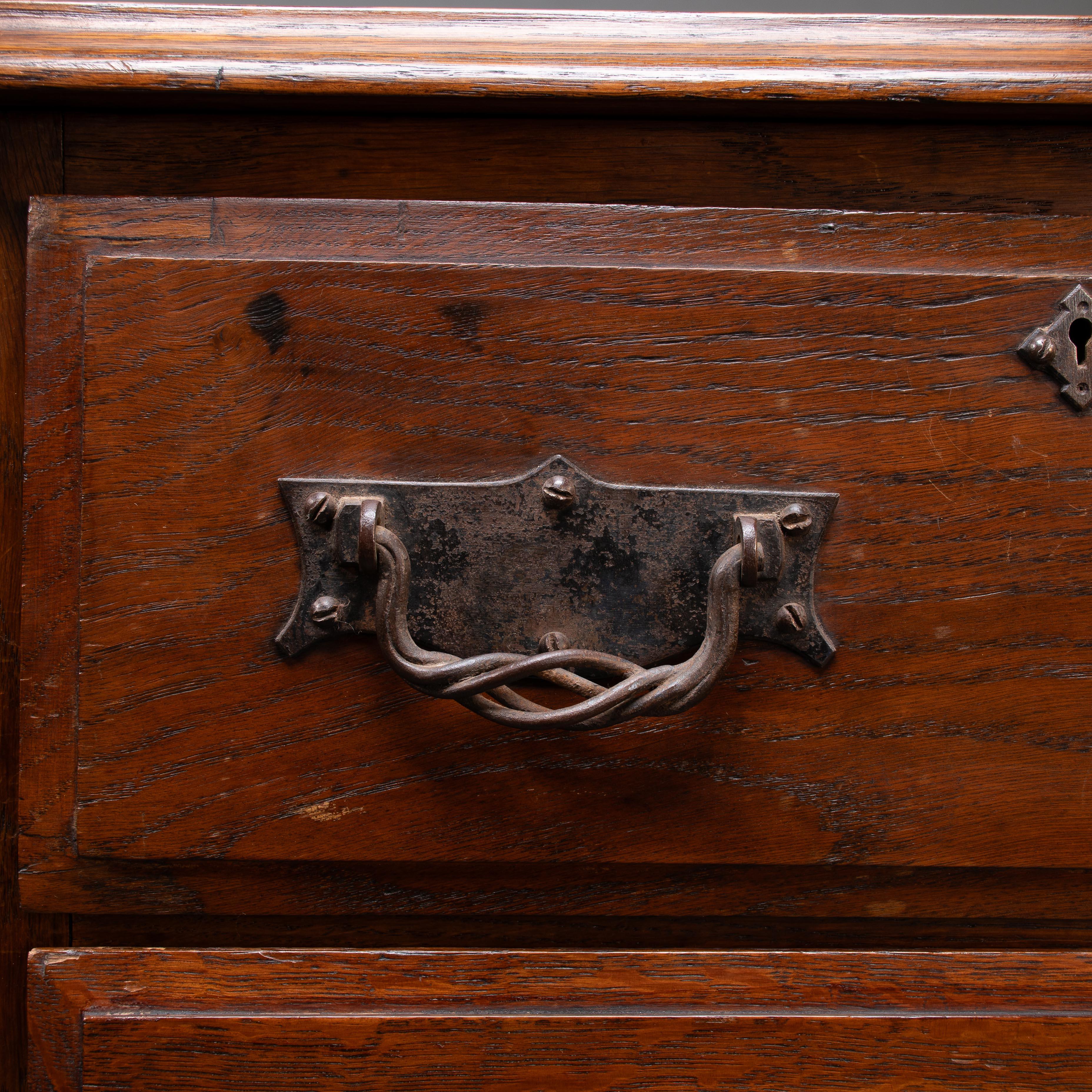Arthur Simpson di Kendall. Cassettiere in rovere Arts & Crafts con maniglie in ferro. in vendita 2