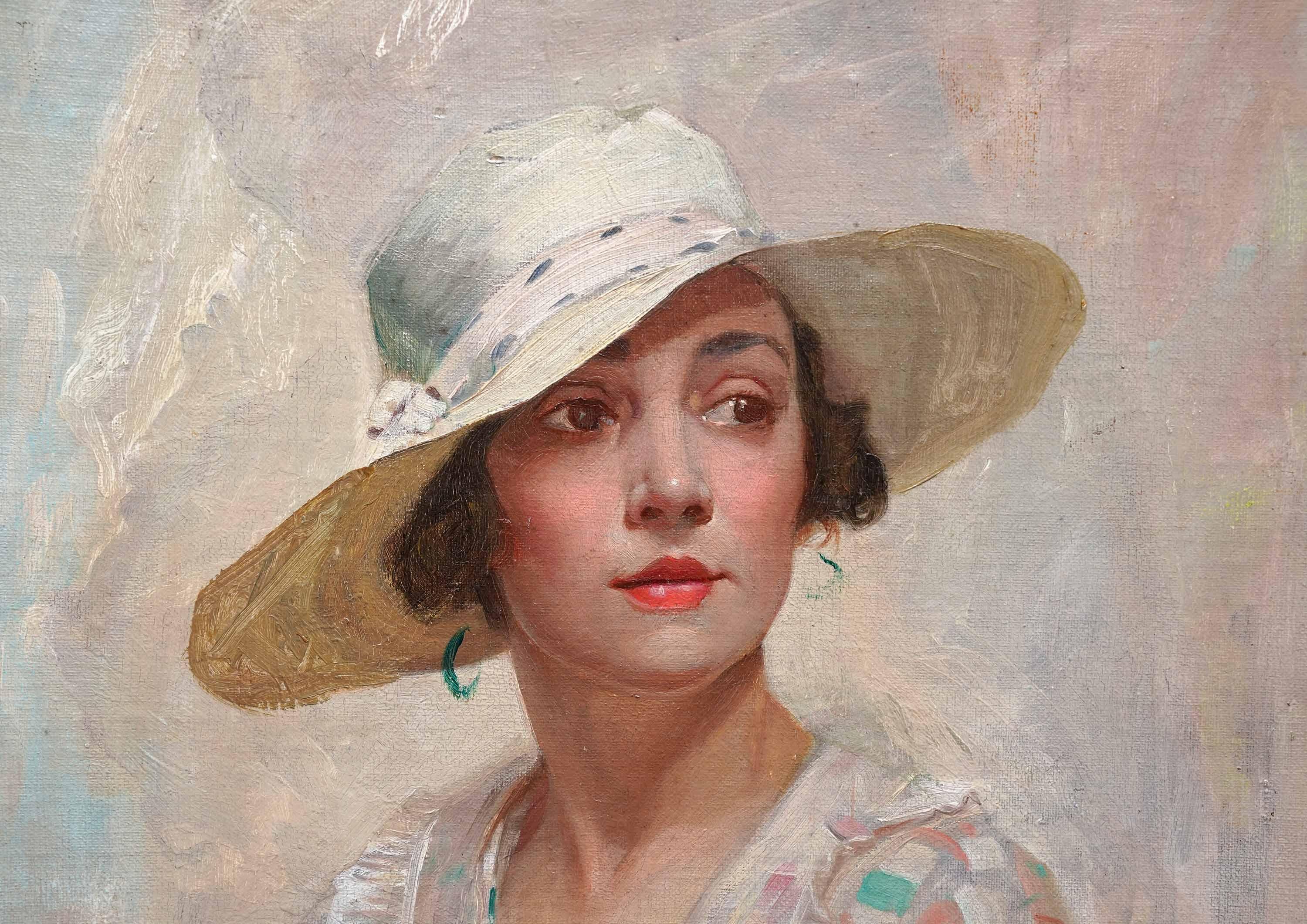 Dieses schöne Ölgemälde im Stil des britischen Impressionismus stammt von dem bekannten Künstler Arthur Spooner aus Nottinghamshire. Es wurde um 1930 gemalt und ist ein charmantes Kopf-Schulter-Porträt einer jungen Dame mit weißem Hut und