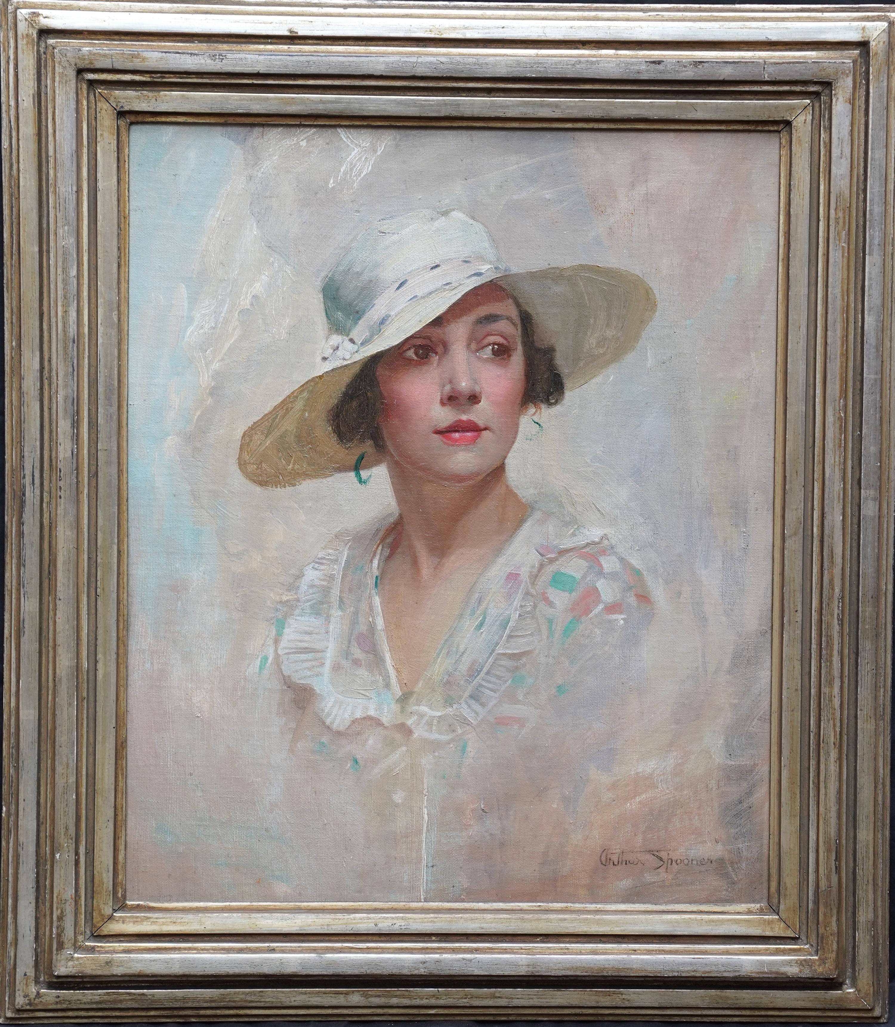 Arthur Spooner Portrait Painting – Porträt einer Dame mit weißem Hut - Ölgemälde im Stil des britischen Impressionismus