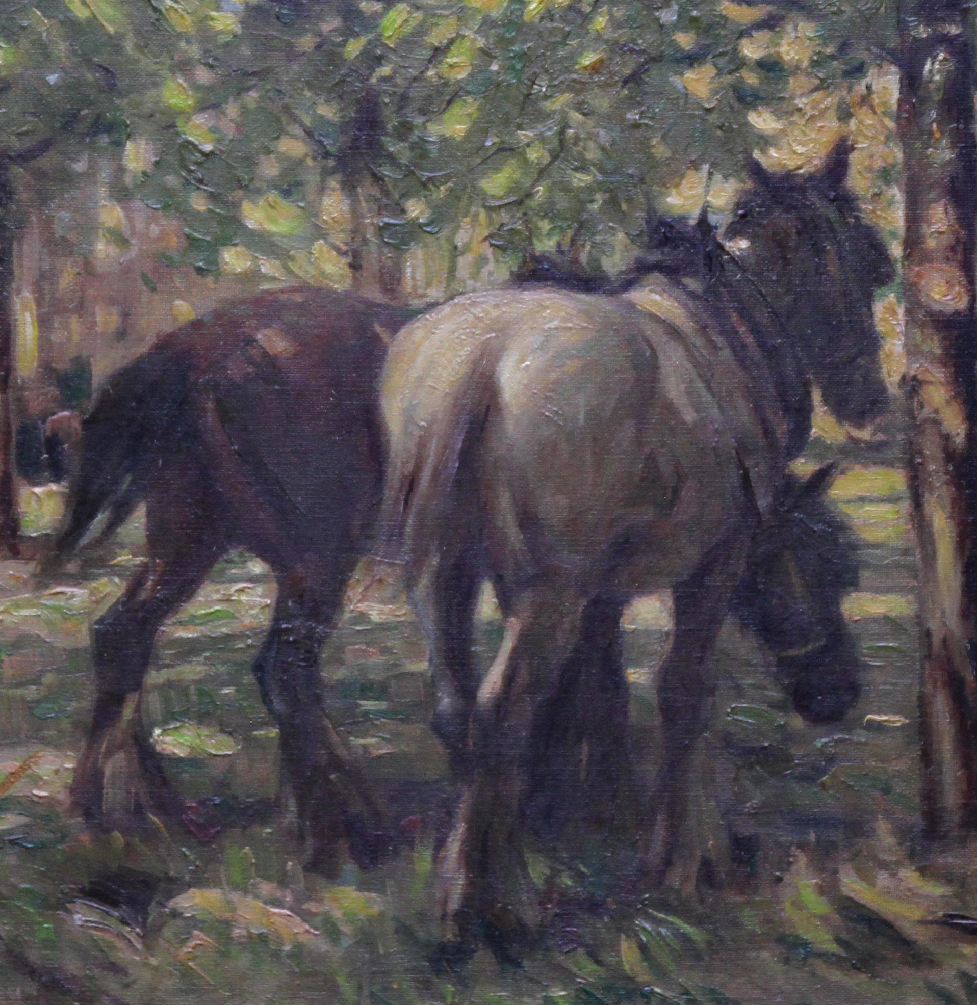 Cette magnifique peinture à l'huile impressionniste britannique est l'œuvre du célèbre artiste animalier Arthur Spooner. Peinte vers 1935, cette superbe peinture représente deux chevaux de trait à l'ombre d'arbres d'un vert éclatant. La lumière du