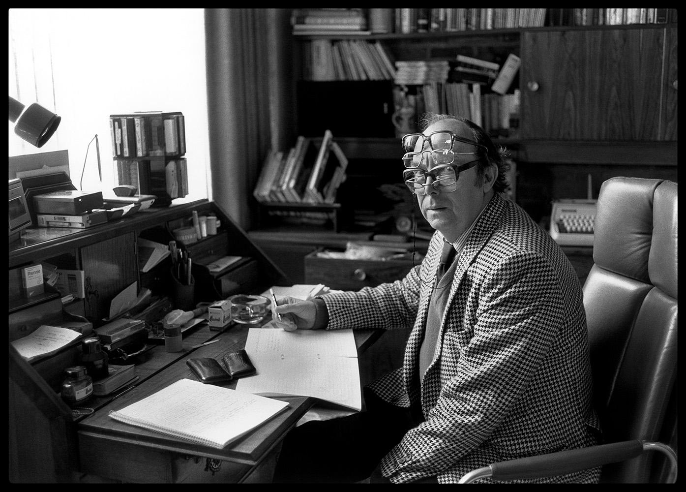 Eric Morecambe 

By Arthur Steel 

Paper size: 34 x 26" / 86 x 66 cm

Silver Gelatin Print
1980 (printed later)
unframed
hand signed
limited edition of 50

note other print sizes and framing options are available, please enquire for