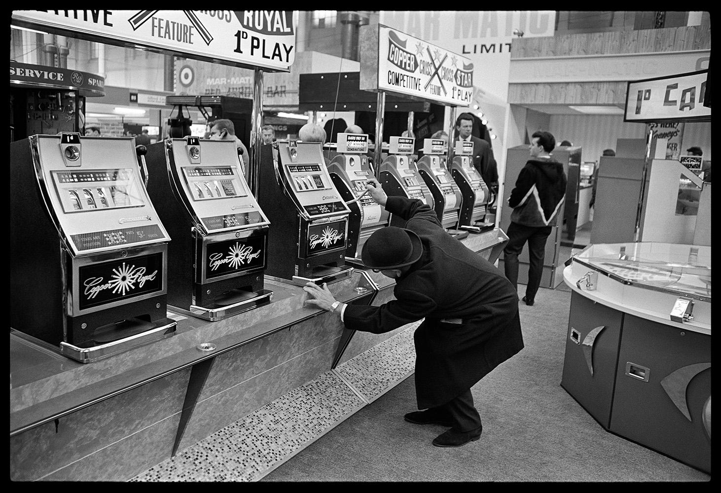 High Roller

By Arthur Steel 

Paper size: 44 x 33.5" / 112 x 85 cm

Silver Gelatin Print
1960 (printed later)
unframed
hand signed
limited edition of 30

note other print sizes and framing options are available, please enquire for