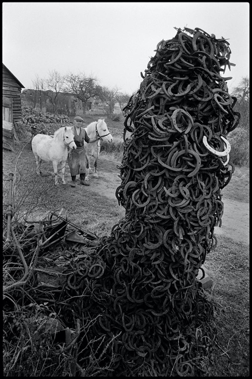 Horseshoes 

by Arthur Steel

IRELAND 1981

All prints are hand signed limited editions, no further prints are produced once sold.

paper size - 54 x 37 " / 137 x 94 cm 
signed and numbered by artist on front 
edition of 20 only this size 
Silver