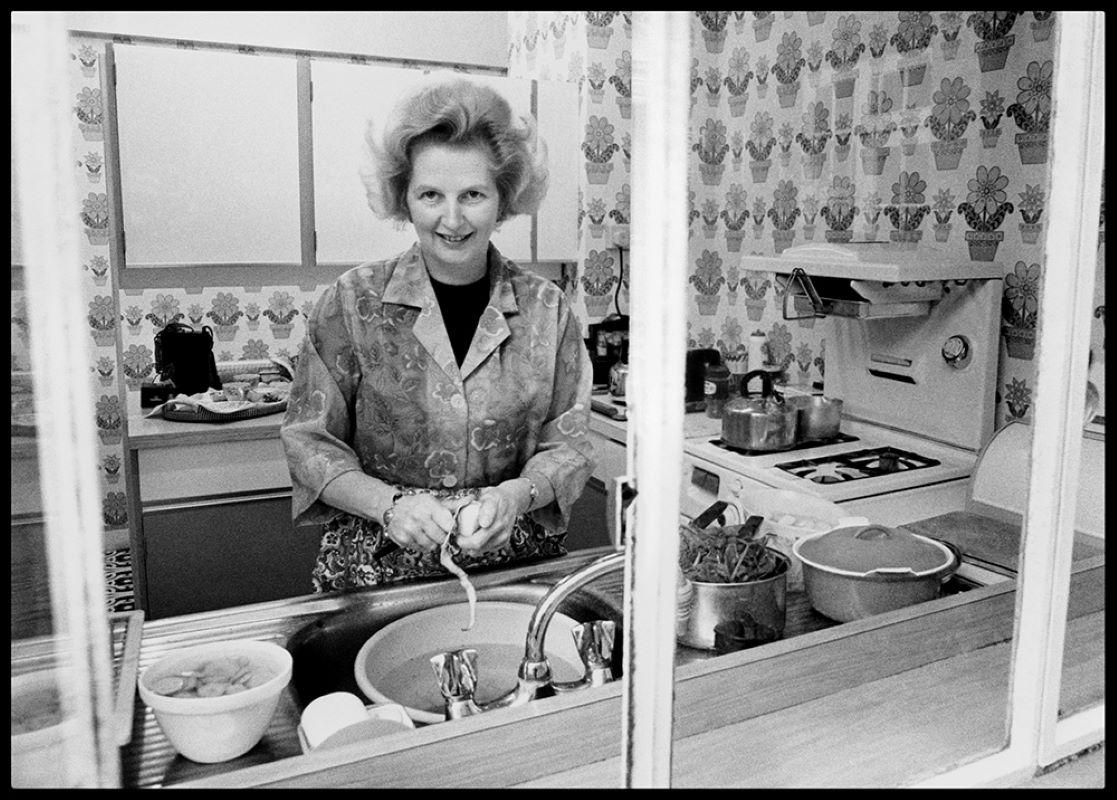 Margaret Thatcher s'adresse au peuple 

Par Arthur Steele 

Taille du papier : 44 x 33.5" / 112 x 85 cm

Tirage à la gélatine argentique
1970 (imprimé ultérieurement)
non encadré
signé à la main
édition limitée à 30 exemplaires

note : d'autres