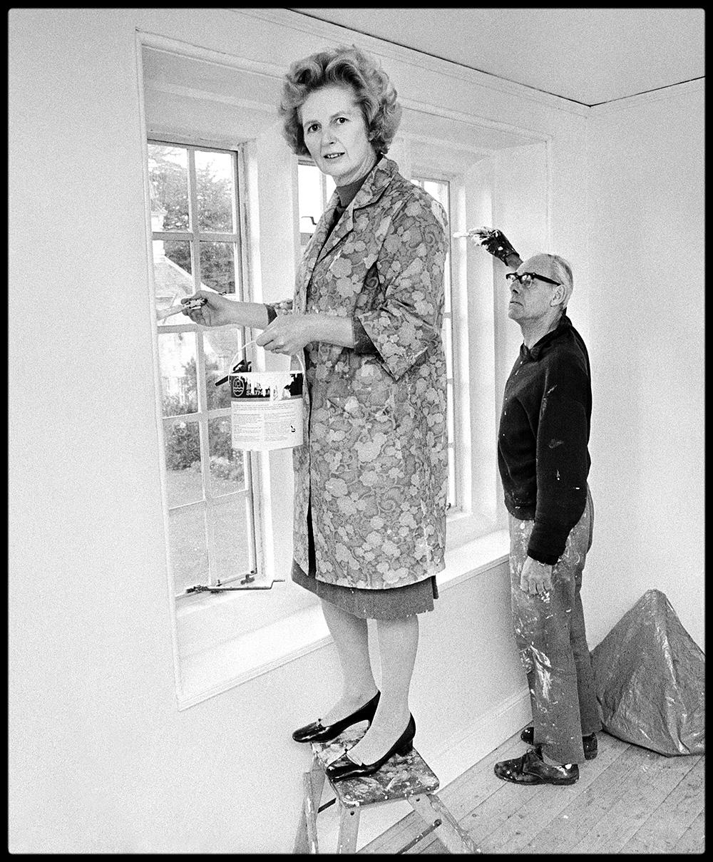 Thatcher Decorating Ironing Lady

Par Arthur Steele 

Taille du papier : 54 x 41" / 137 x 104 cm

Tirage à la gélatine argentique
1970 (imprimé ultérieurement)
non encadré
signé à la main
édition limitée à 20 exemplaires

note : d'autres tailles