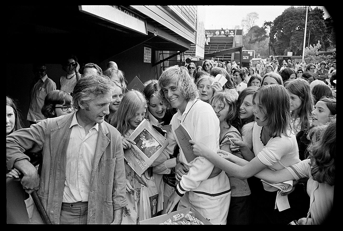 ‘The Rockstar Of Tennis’ 

by Arthur Steel

Paper size: 20 x 13 inches / 51 x 33 cm

Framing options available.

Björn Borg, the first ‘rock star’ of professional tennis surrounded by doting fans at the Wimbledon Tennis Championships.

Note: Image