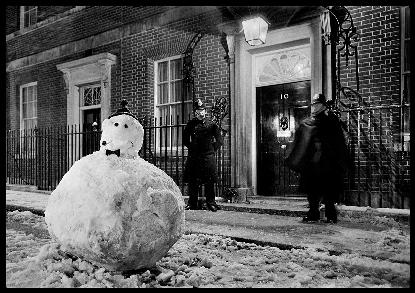 Visitor At No 10 Snowman 

By Arthur Steel 

Paper size: 54 x 41" / 137 x 104 cm

Silver Gelatin Print
1968 (printed later)
unframed
hand signed
edition of 20

note other print sizes and framing options are available, please enquire for
