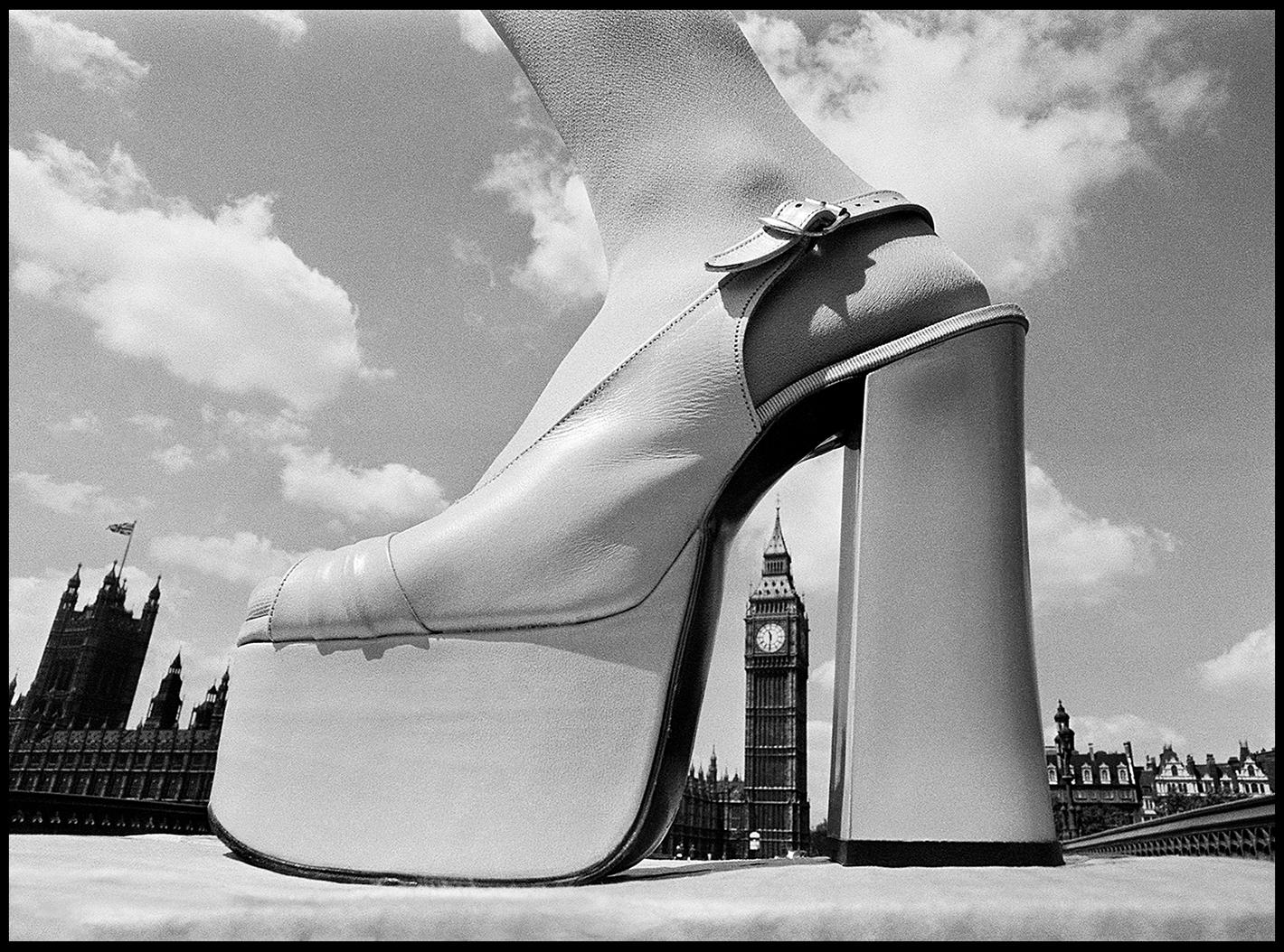 BIEN CHAUSSÉS  Le pont de Westminster, Londres, 1973, photographie en édition limitée