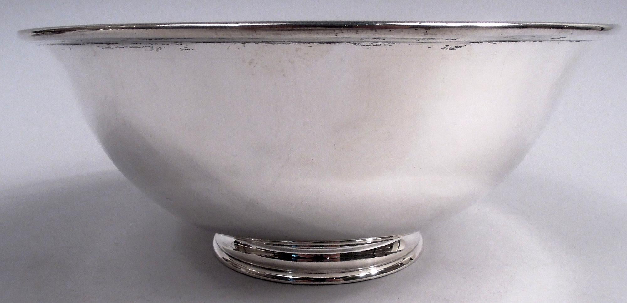 Cuenco Revere de plata de ley martillada a mano del Renacimiento Colonial. Fabricada por Arthur Stone en Gardner, Massachusetts, hacia 1920. Laterales curvos y ahusados con borde de boca abocinada; pie escalonado. Forma tradicional con bonito