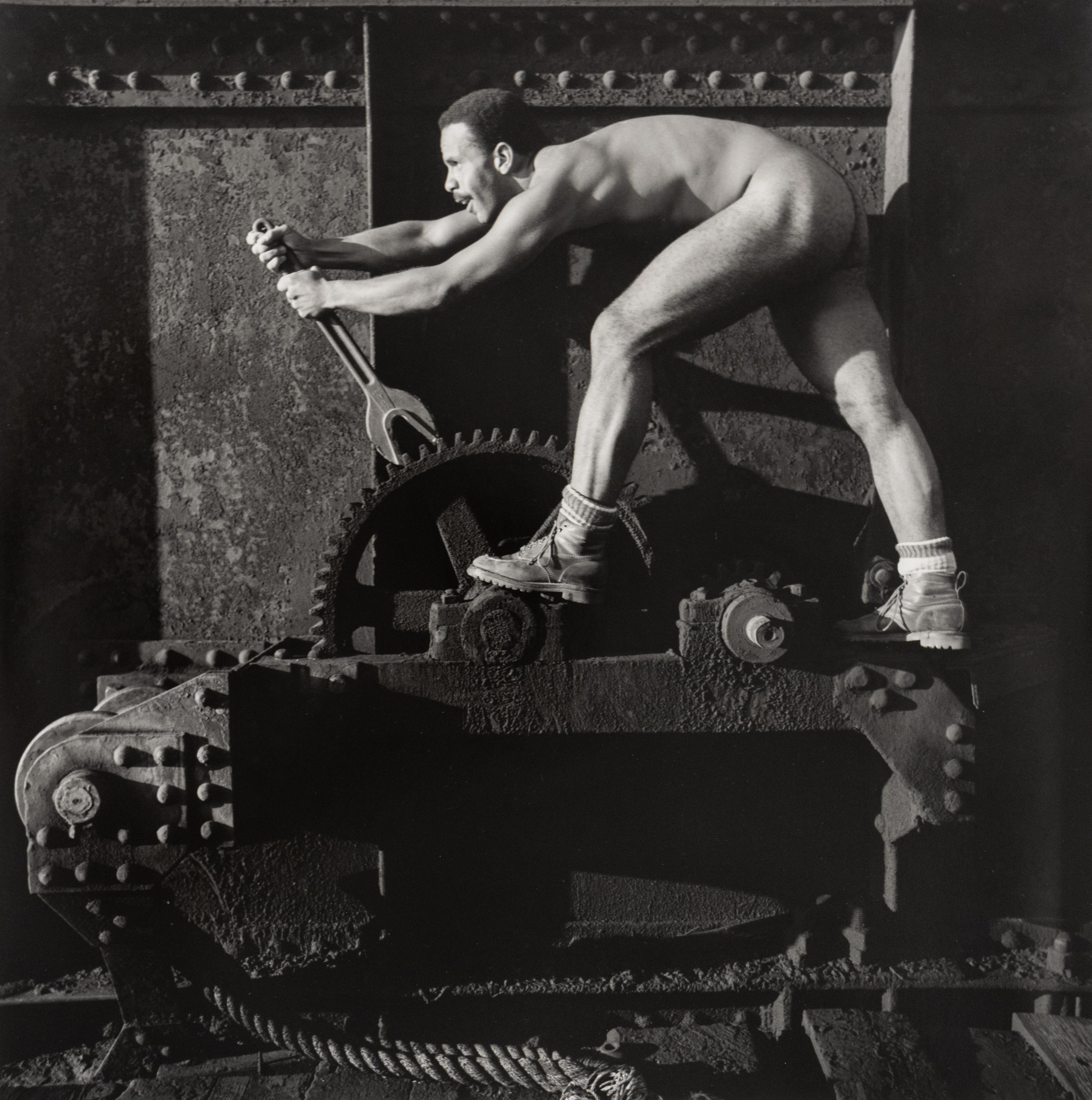 Arthur Tress Nude Photograph – Fantasie mit blauem Kragen, N.Y.