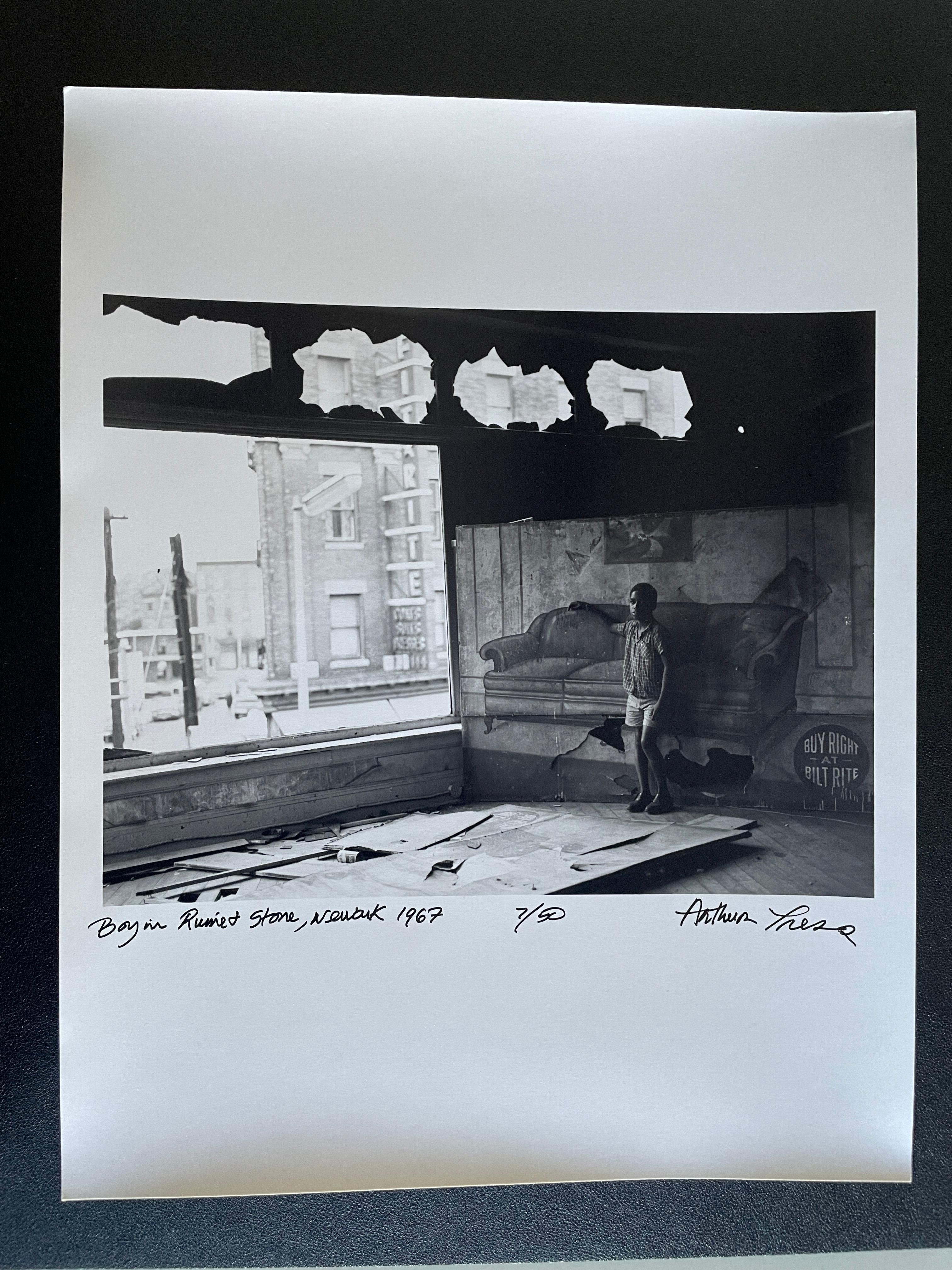 Junge in ausgebranntem Möbelhaus, Newark, New Jersey – Photograph von Arthur Tress