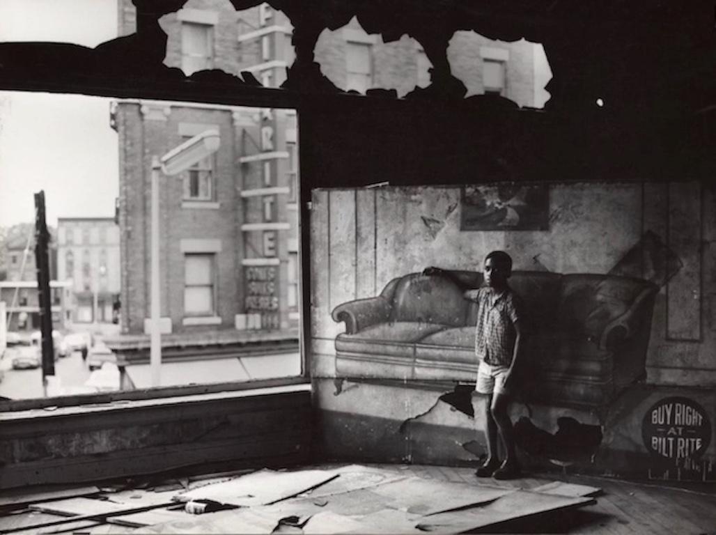 Arthur Tress Portrait Photograph – Junge in ausgebranntem Möbelhaus, Newark, New Jersey