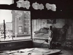 Junge in ausgebranntem Möbelhaus, Newark, New Jersey