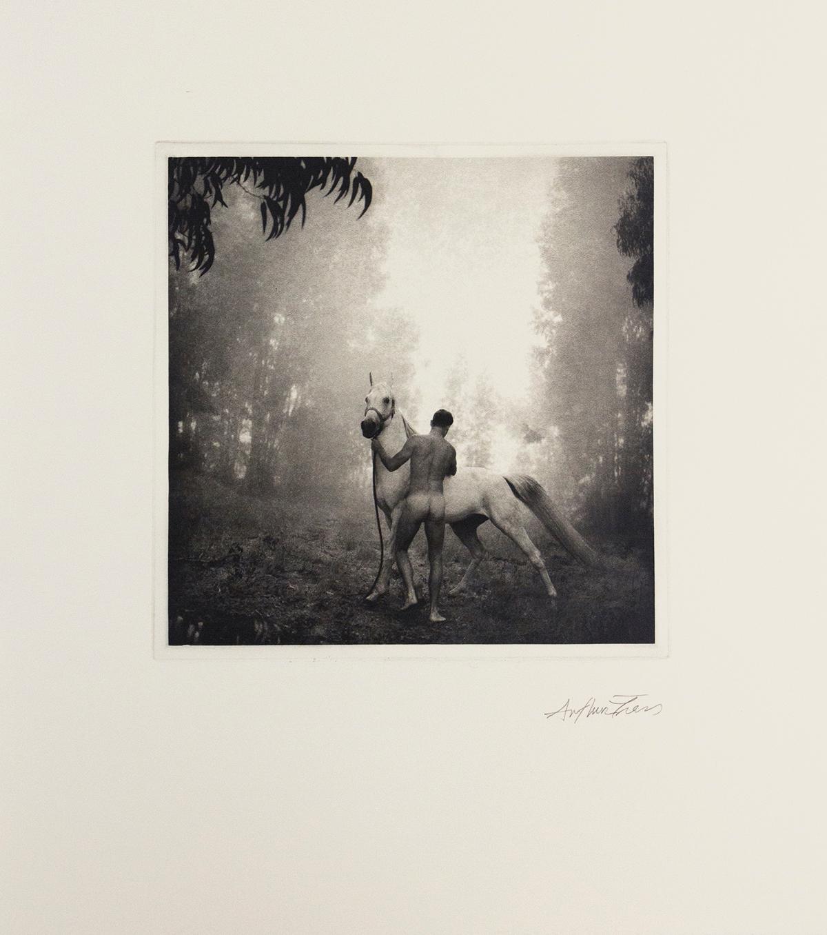 Groom mit Arabianischem Stallion (Zeitgenössisch), Print, von Arthur Tress