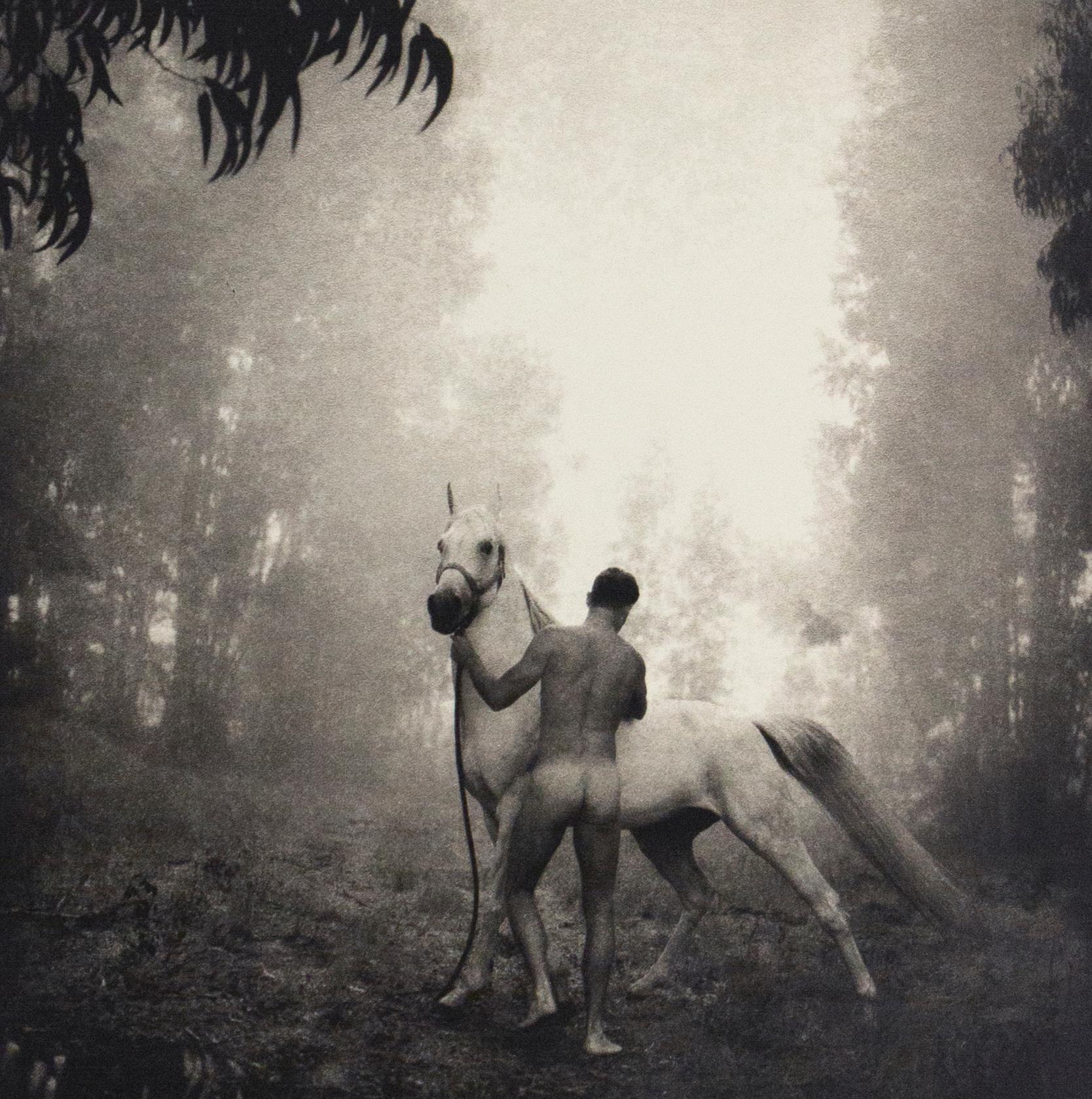 Groom mit Arabianischem Stallion – Print von Arthur Tress