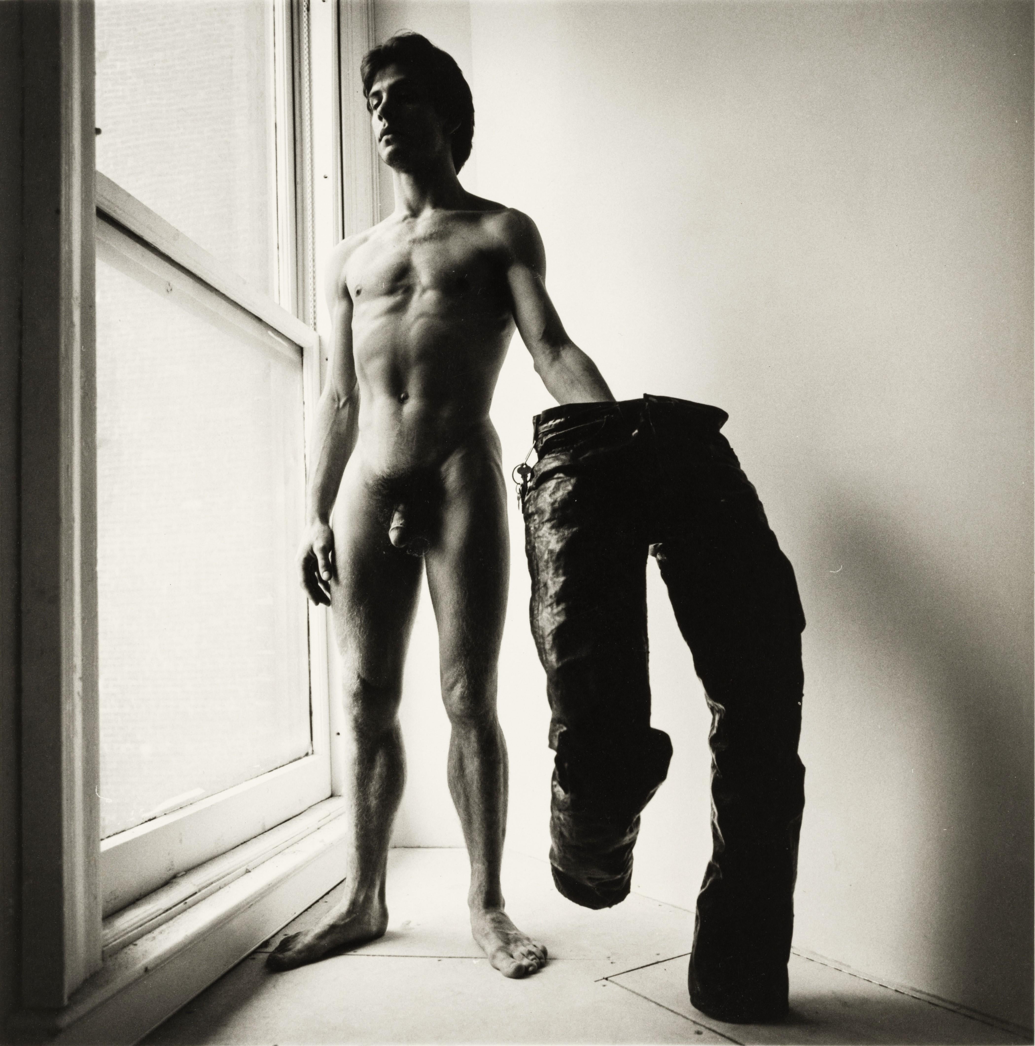 Mann mit Hose – Photograph von Arthur Tress