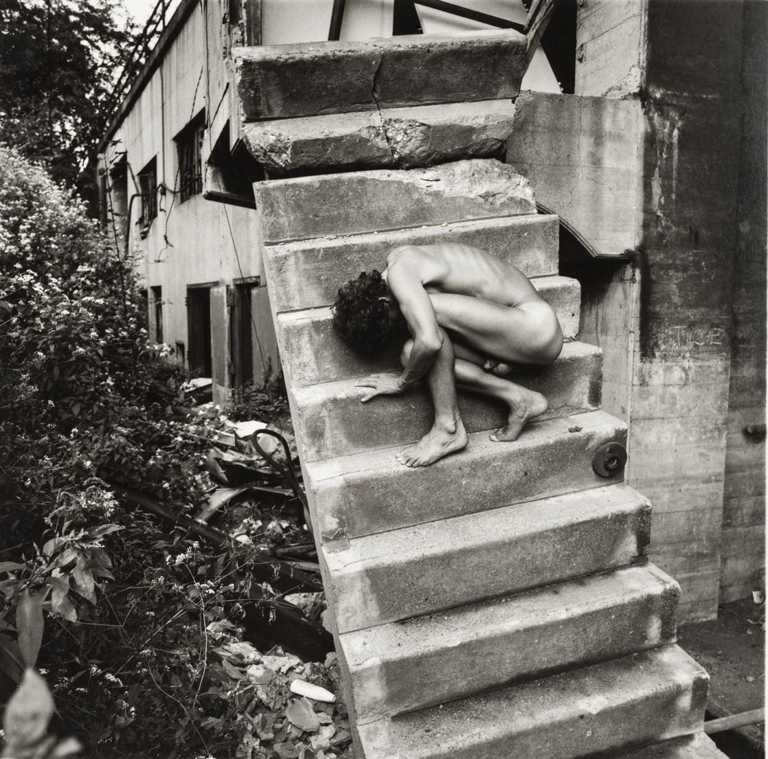 Nackt auf der Treppe – Photograph von Arthur Tress