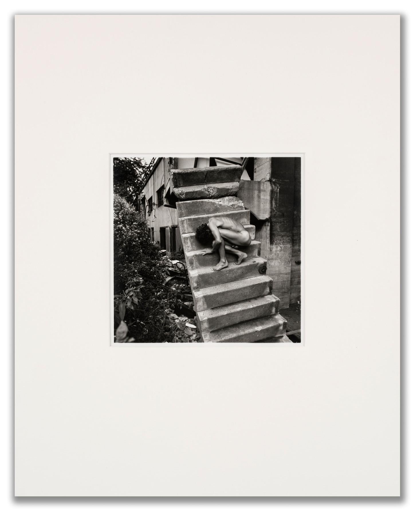 Nackt auf der Treppe (Surrealismus), Photograph, von Arthur Tress