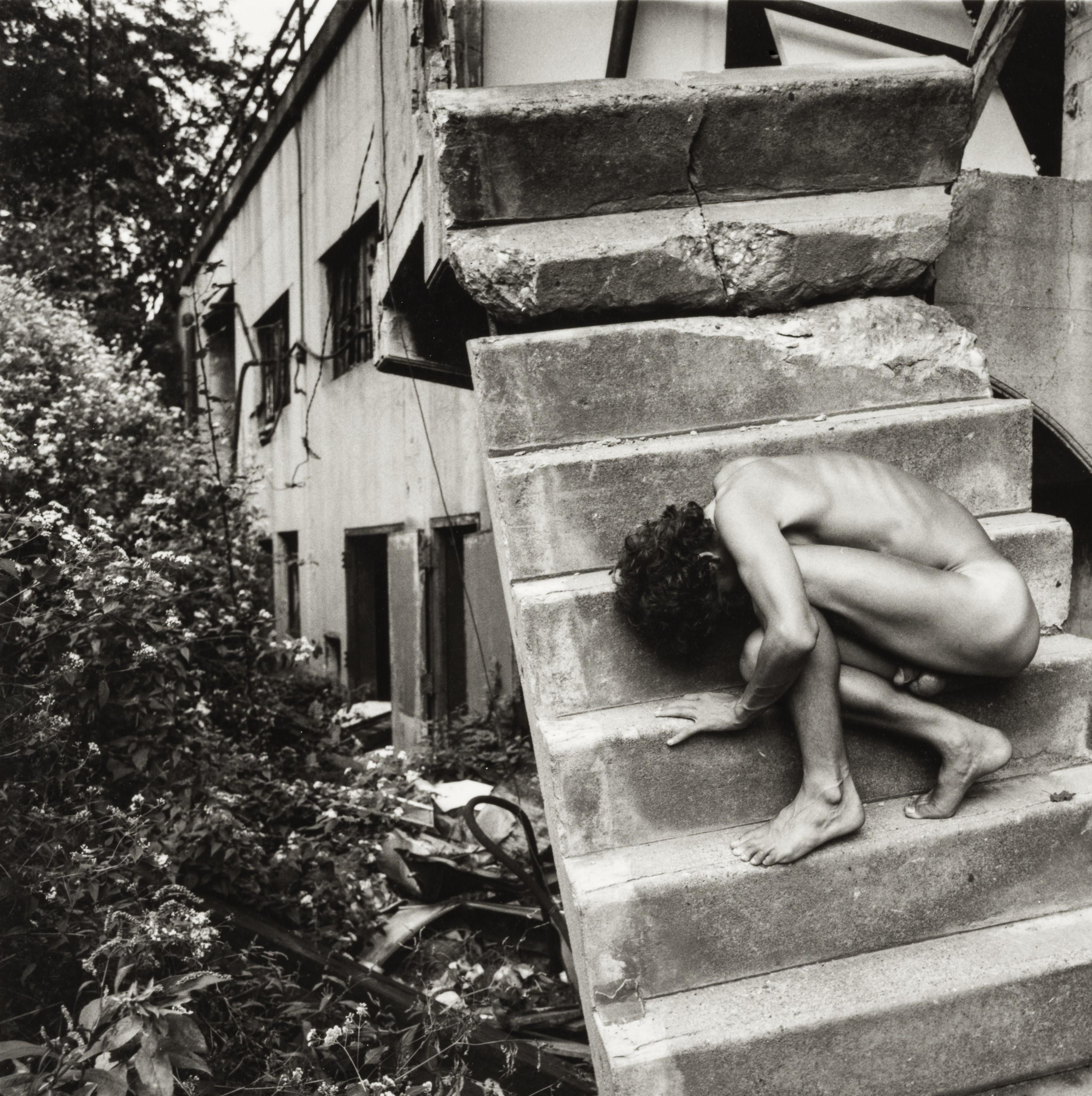 Nackt auf der Treppe (Grau), Figurative Photograph, von Arthur Tress