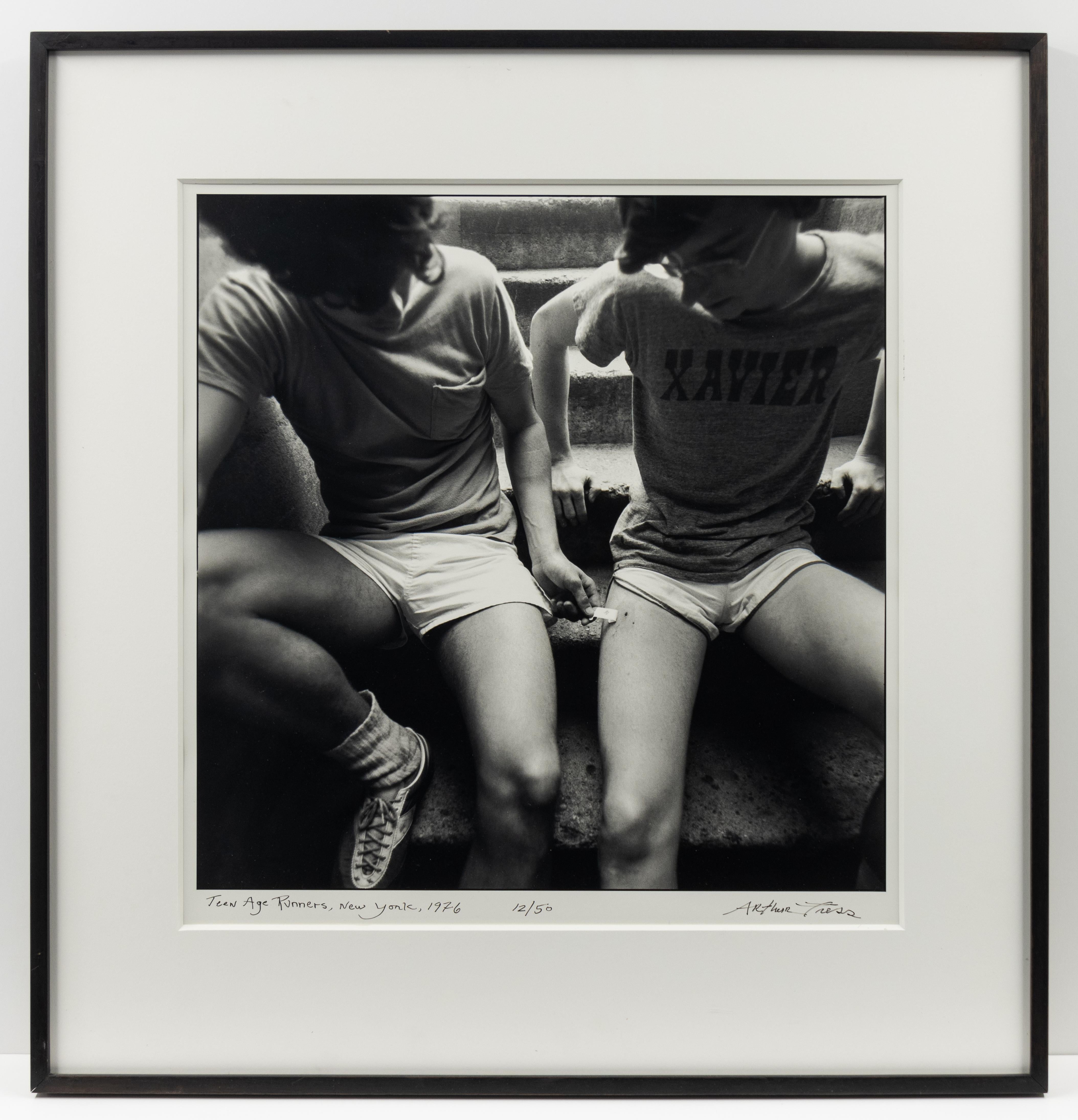 Coureurs adolescents - Noir Black and White Photograph par Arthur Tress