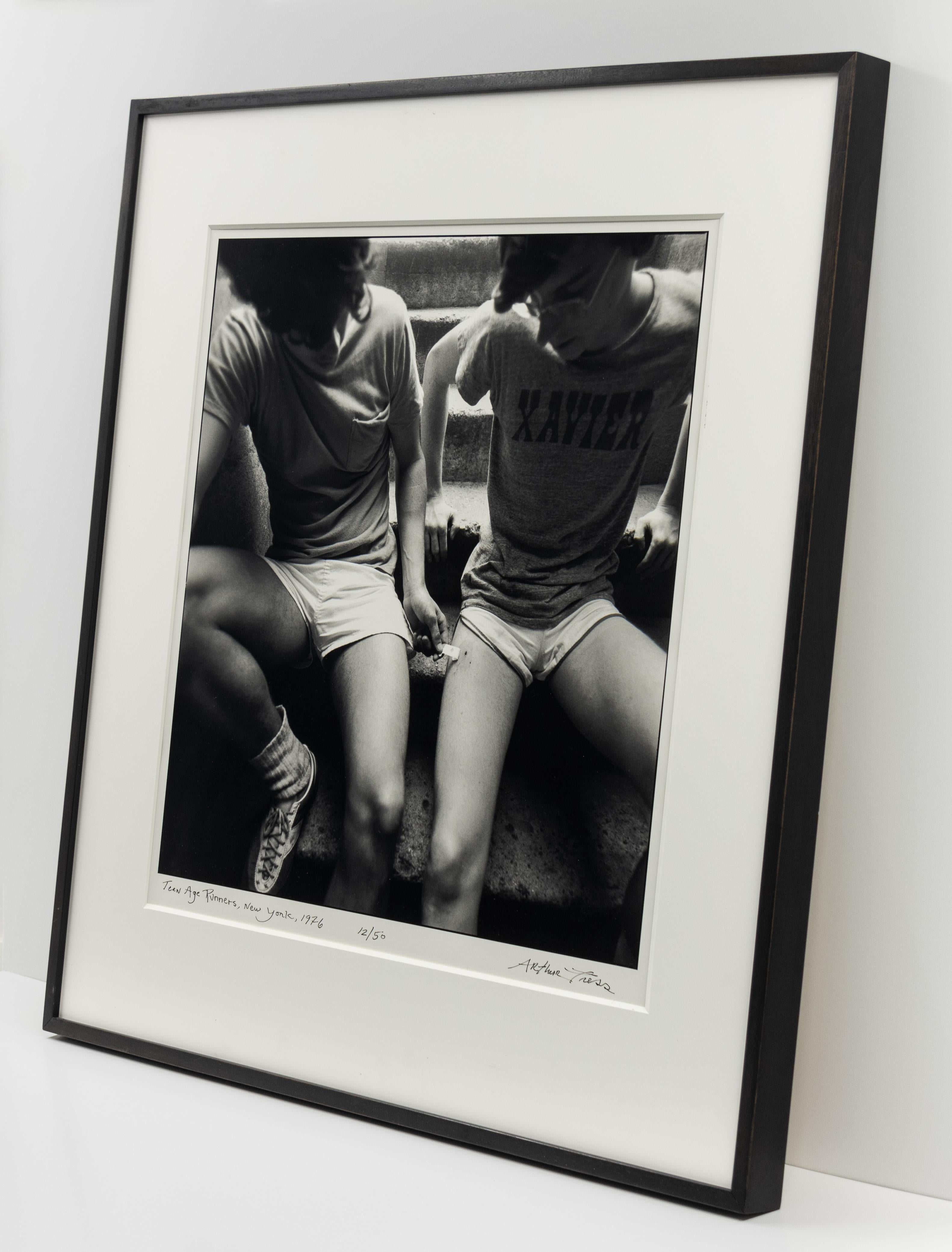 Coureurs adolescents
1976/imprimé ultérieurement

Signé, titré, daté et numéroté à l'encre noire, recto

Épreuve à la gélatine argentique (édition de 50)

24 x 20 pouces, feuille
19 x 19 pouces, image

Contactez la galerie pour le prix.

La