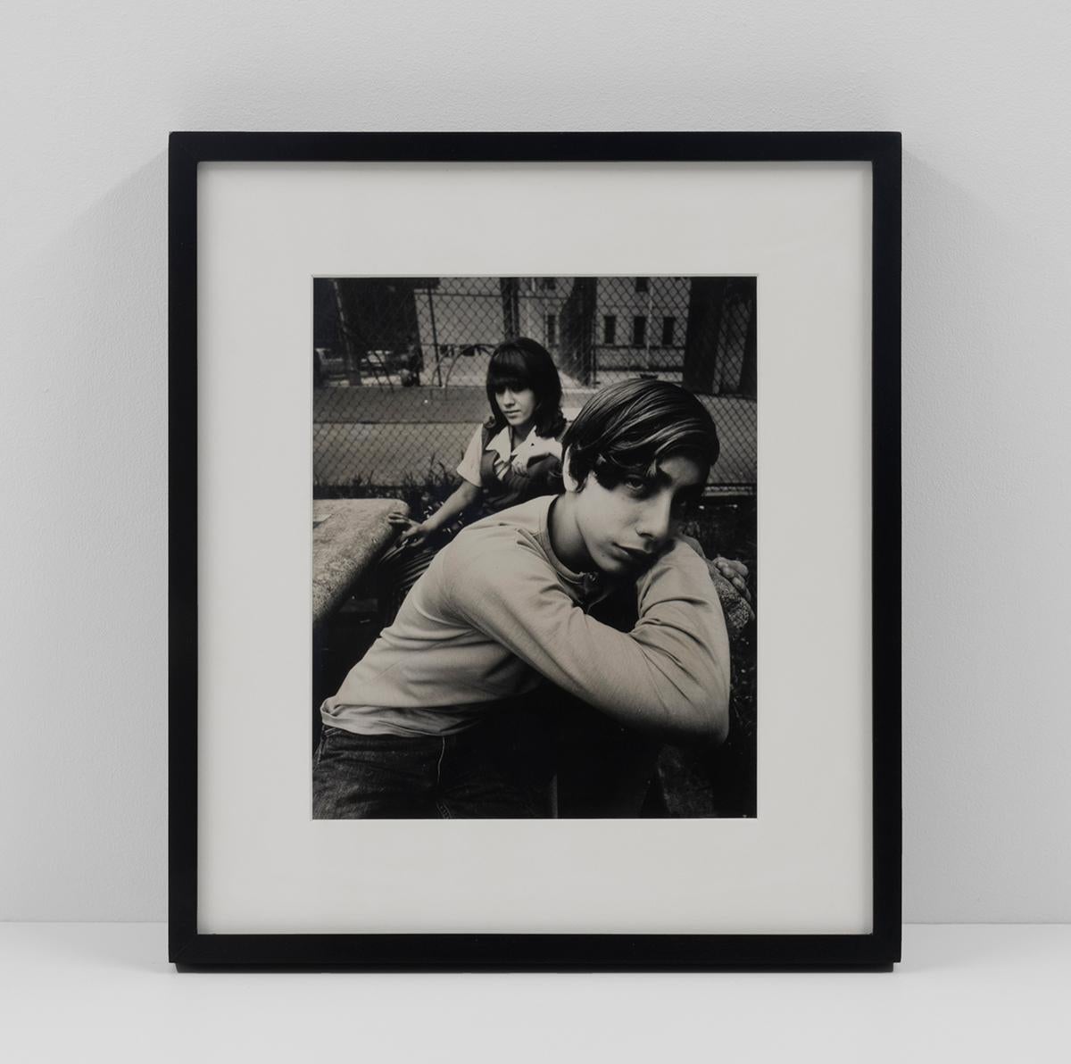 Dos adolescentes en un parque de viviendas - Photograph Contemporáneo de Arthur Tress