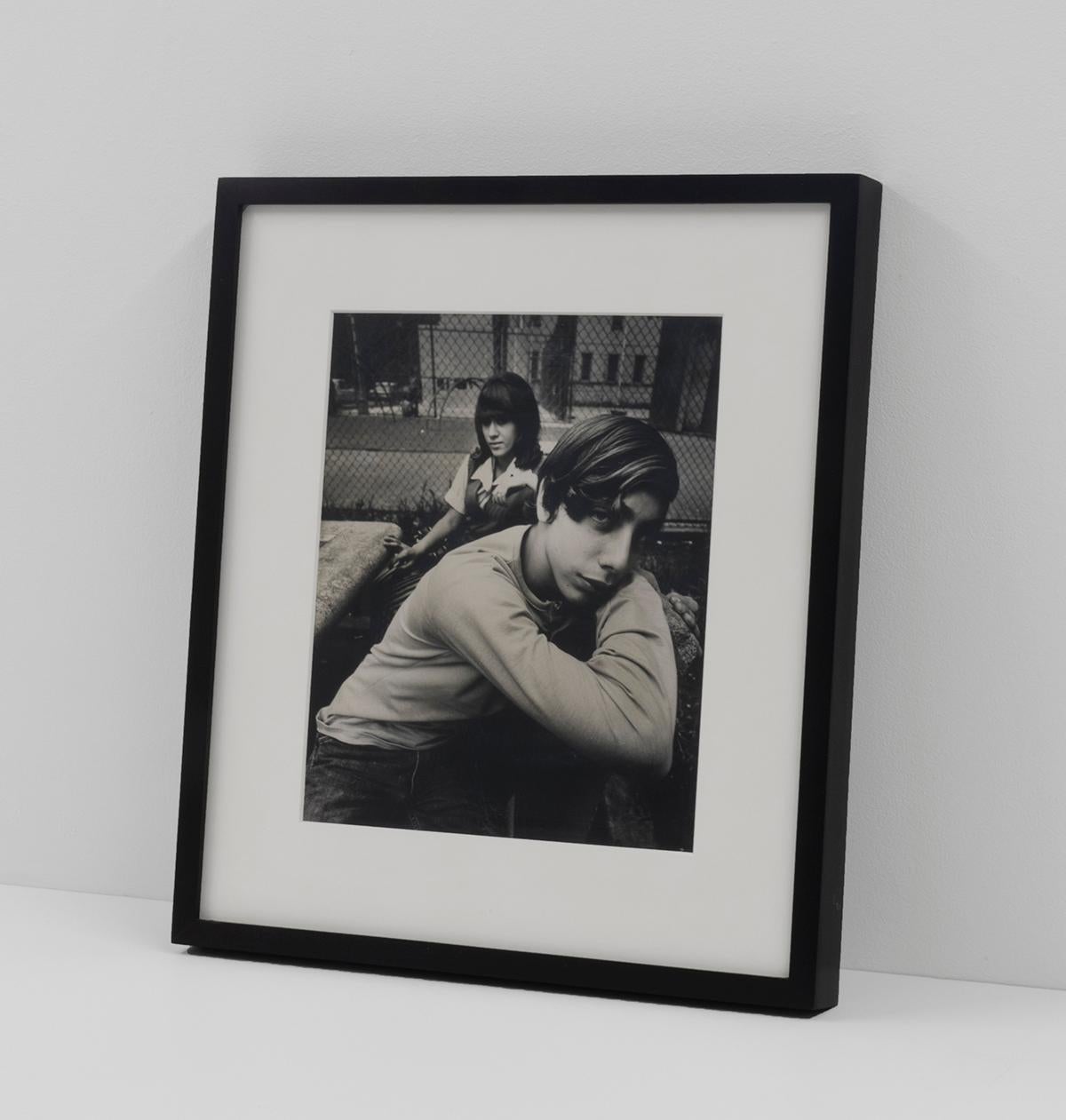 Dos adolescentes en un parque de viviendas
Nueva York, NY
1971

Sello de Studio A en tinta negra, verso

Grabado vintage en gelatina de plata

9 x 7,5 pulgadas, imagen
14 x 12,5 pulgadas, enmarcado

Esta obra es ofrecida por ClampArt en Nueva York. 