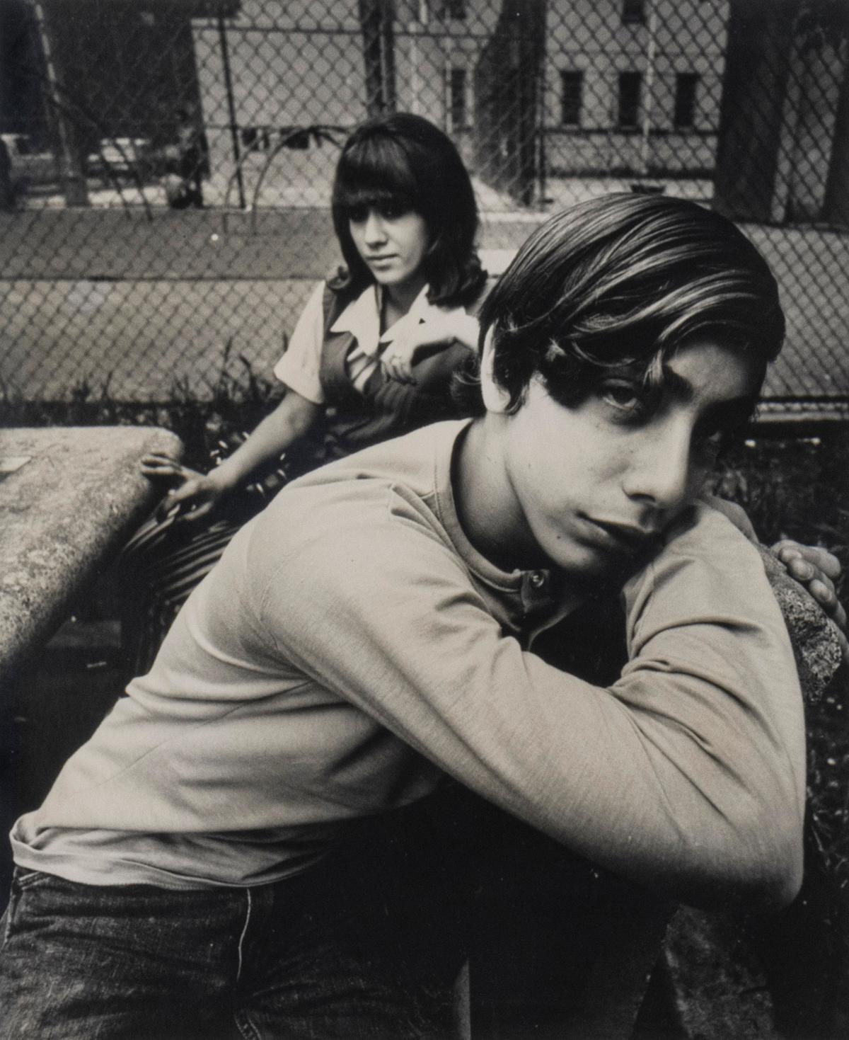 Dos adolescentes en un parque de viviendas - Photograph de Arthur Tress