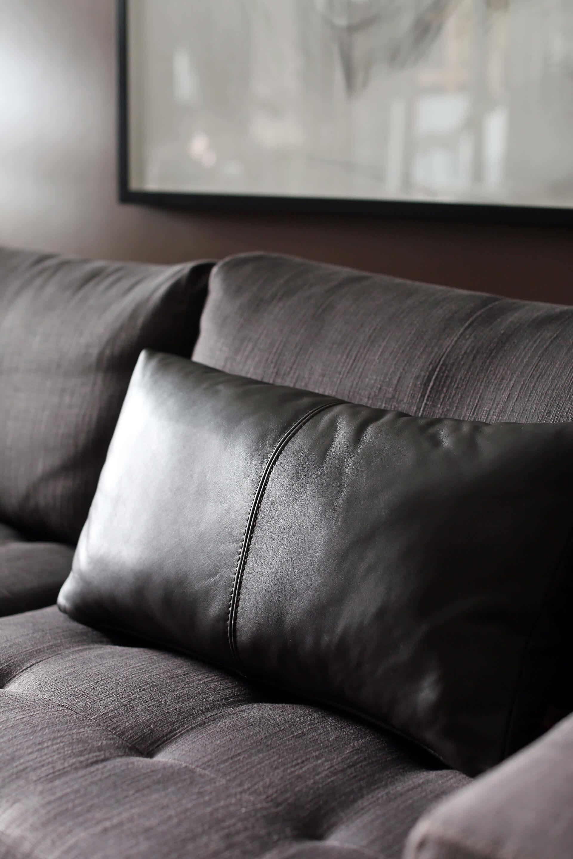 Arthur Zweisitzer-Sofa mit fetten Kunstlederkissen (Holzarbeit) im Angebot