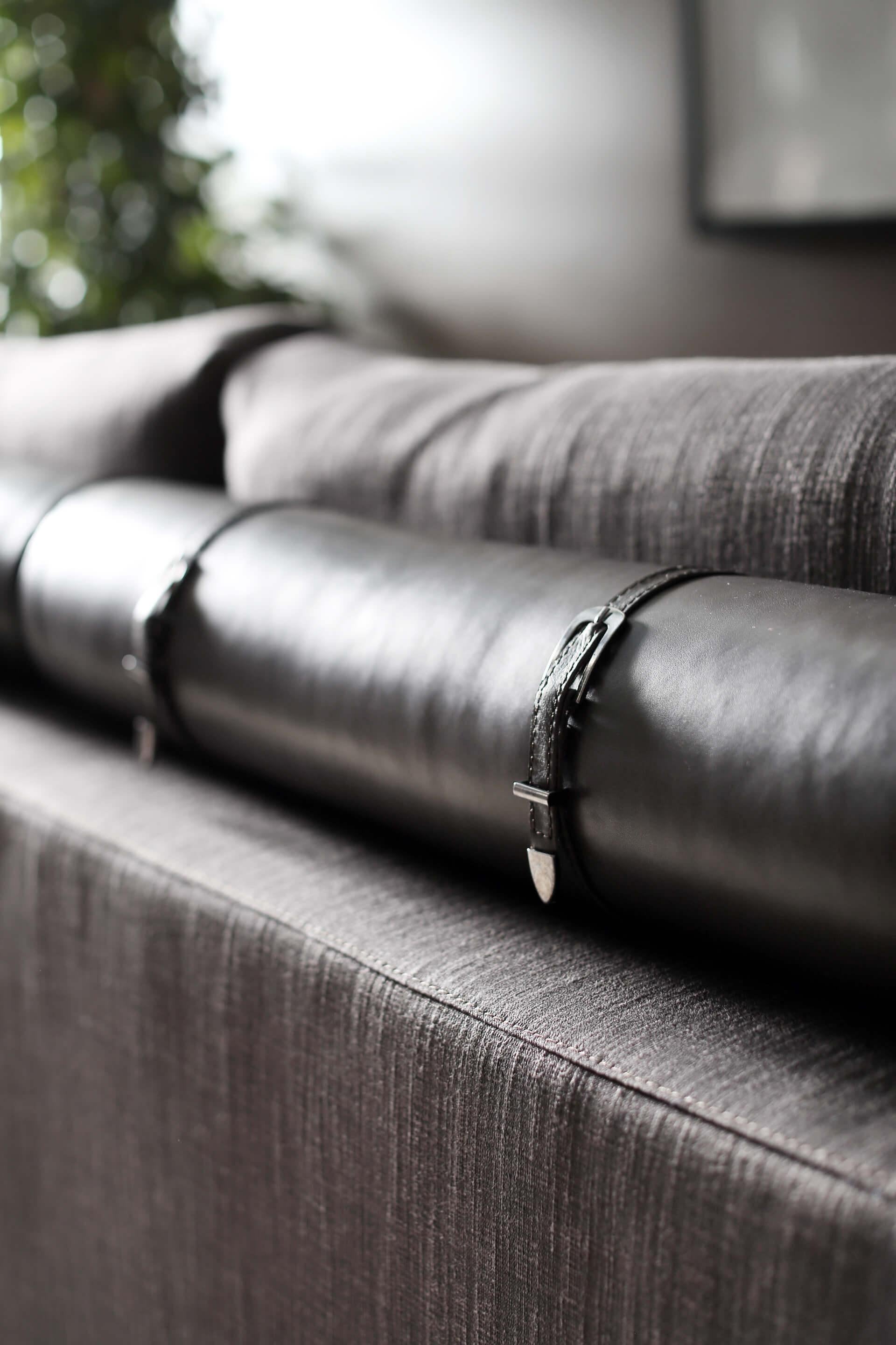 Arthur Zweisitzer-Sofa mit fetten Kunstlederkissen (21. Jahrhundert und zeitgenössisch) im Angebot